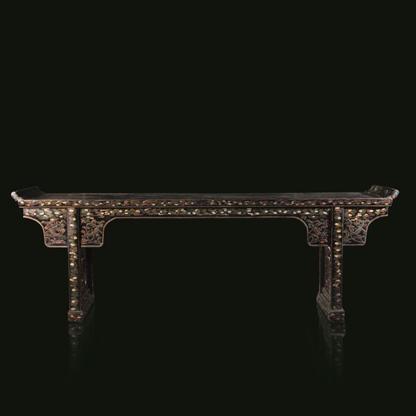 Important lacquered wood console decorated in imperial style with dragons among clouds and waves, China, Qing Dynasty (1644–1912).
