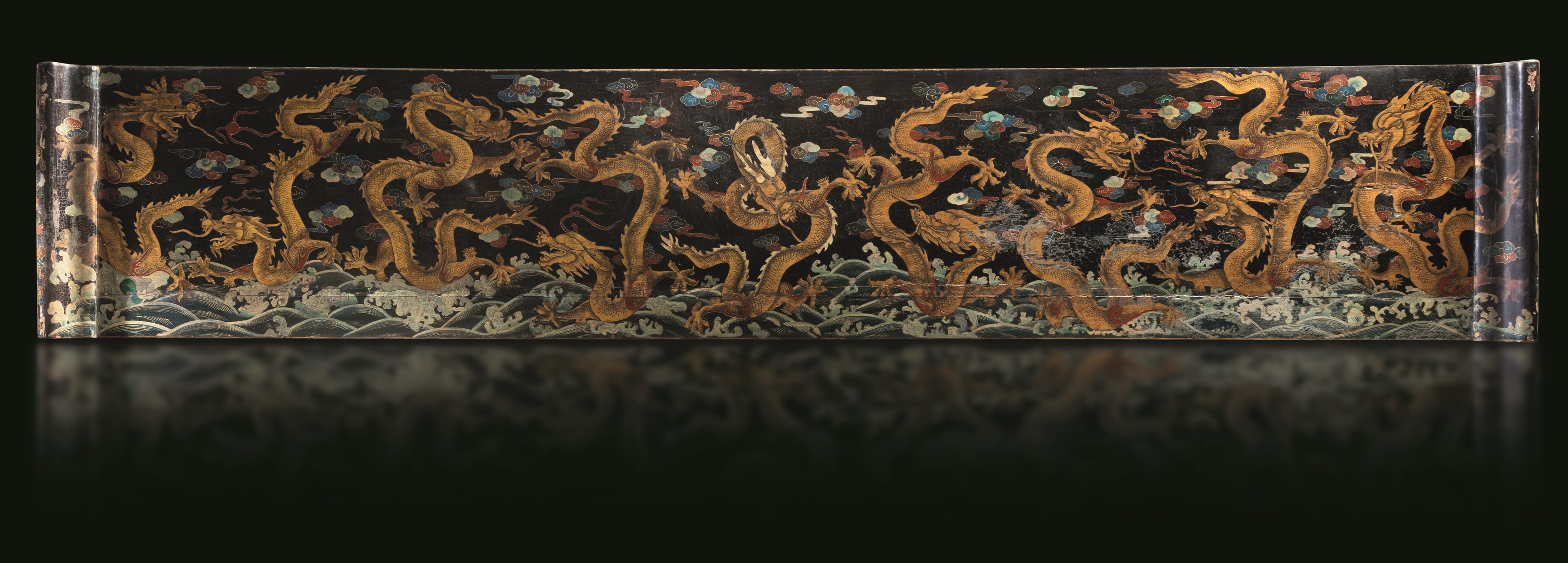 Altare da centro, legno laccato decorato in gusto imperiale con draghi tra nuvole e onde, Cina, D...