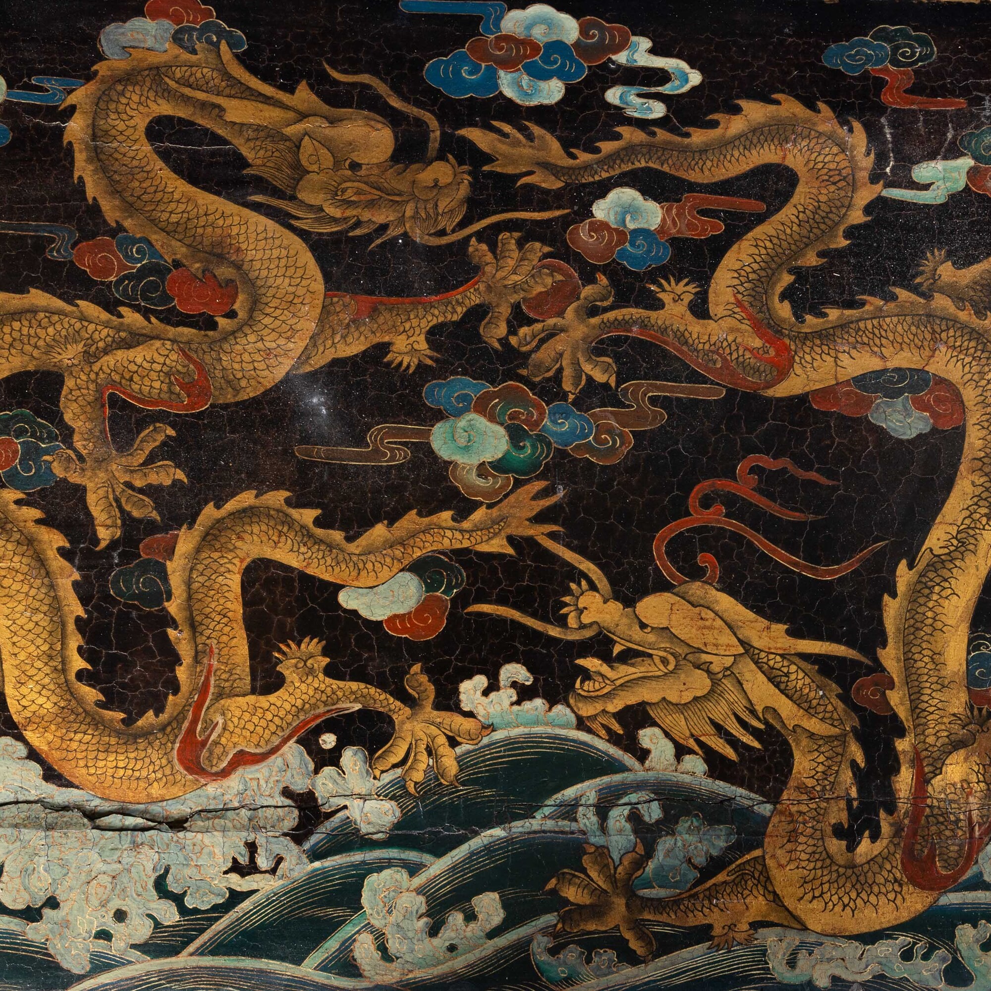Altare da centro, legno laccato decorato in gusto imperiale con draghi tra nuvole e onde, Cina, D...