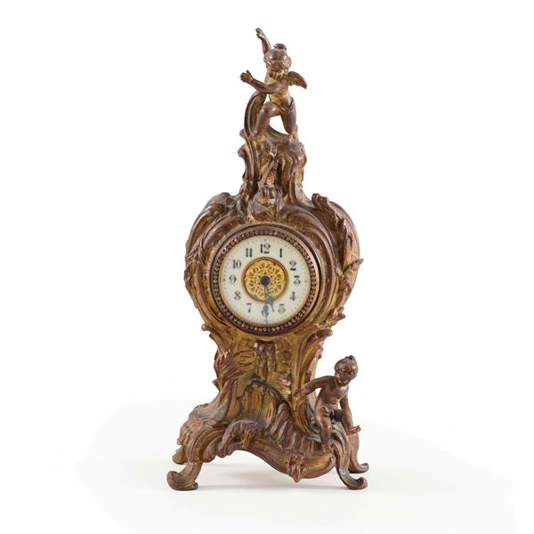 Orologio da appoggio in metallo dorato. XX secolo