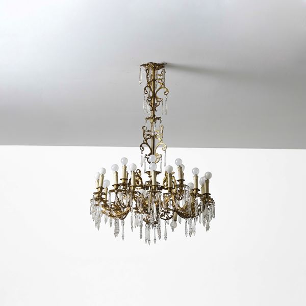 Lampadario in metallo dorato e cristallo. Francia, fine XIX secolo
