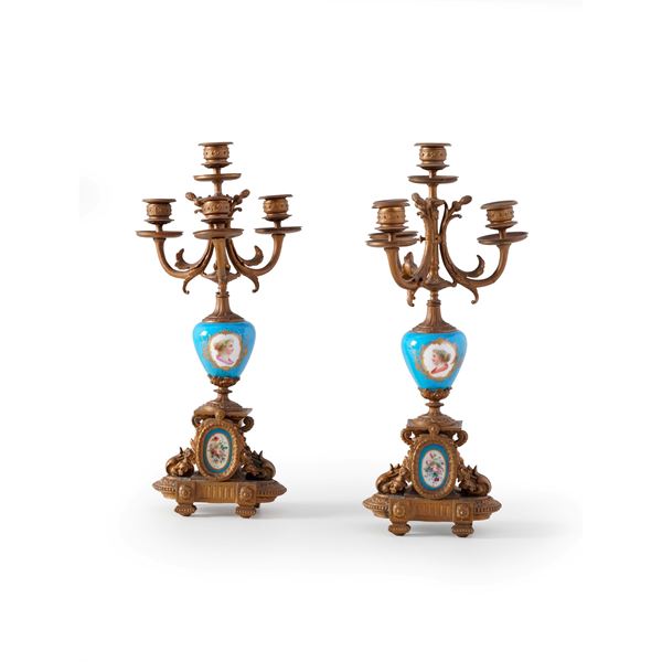 Coppia di candelabri in metallo dorato. Francia, fine XIX-inizi XX secolo