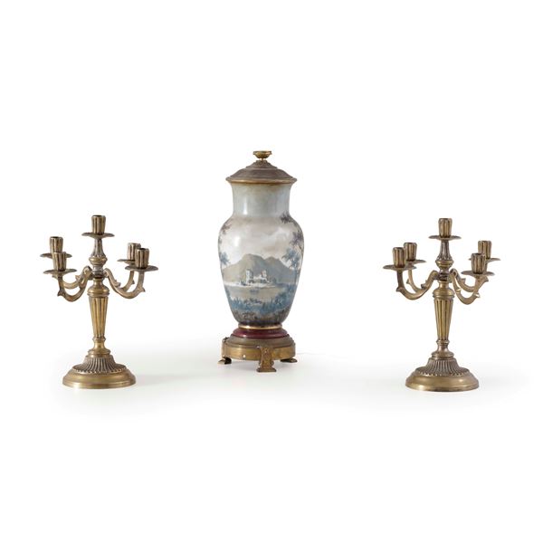 Coppia di candelabri in ottone e un vaso in porcellana. Francia, XIX-XX secolo