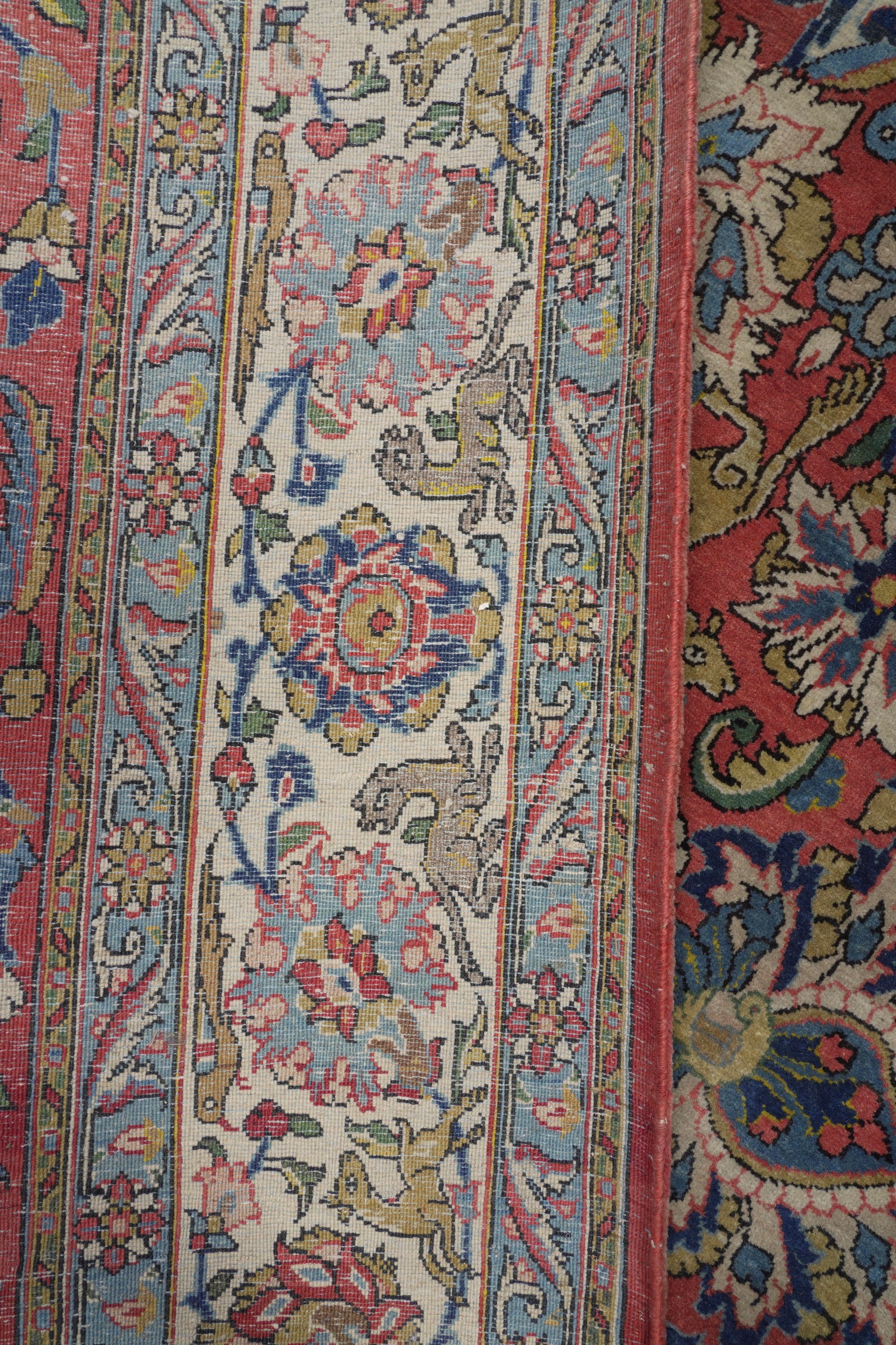Tappeto persiano, metà XX secolo, fondo rosso con decoro floreale
