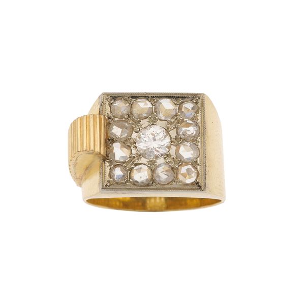 Anello con diamante centrale di vecchio taglio e rosette di diamante