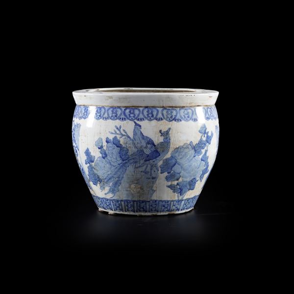 Grande vaso in porcellana bianco e blu. Cina XX secolo