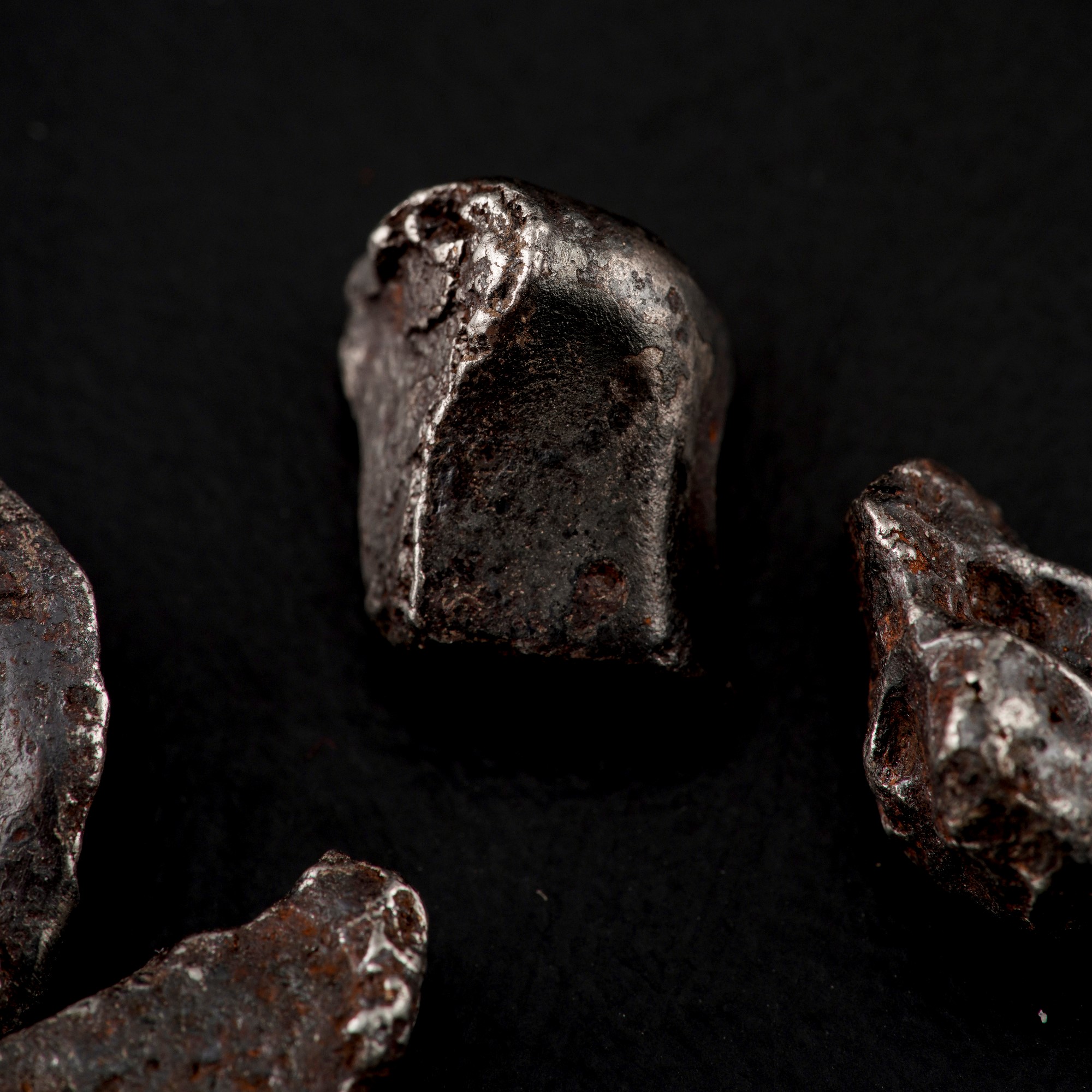 Cinque Pezzi di Meteorite Sikhote-alin Sotto Lente di Ingrandimento.