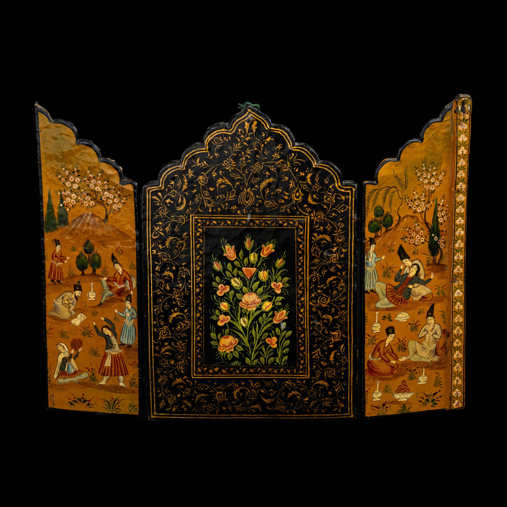 Persia, Specchio in legno laccato con decori floreali, XIX secolo