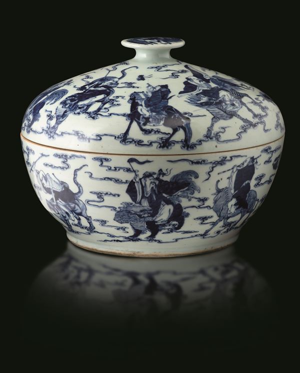Grande scatola in porcellana bianca e blu raffigurante gli 8 immortali, Cina, Dinastia Qing, epoca Guangxu (1875-1908)