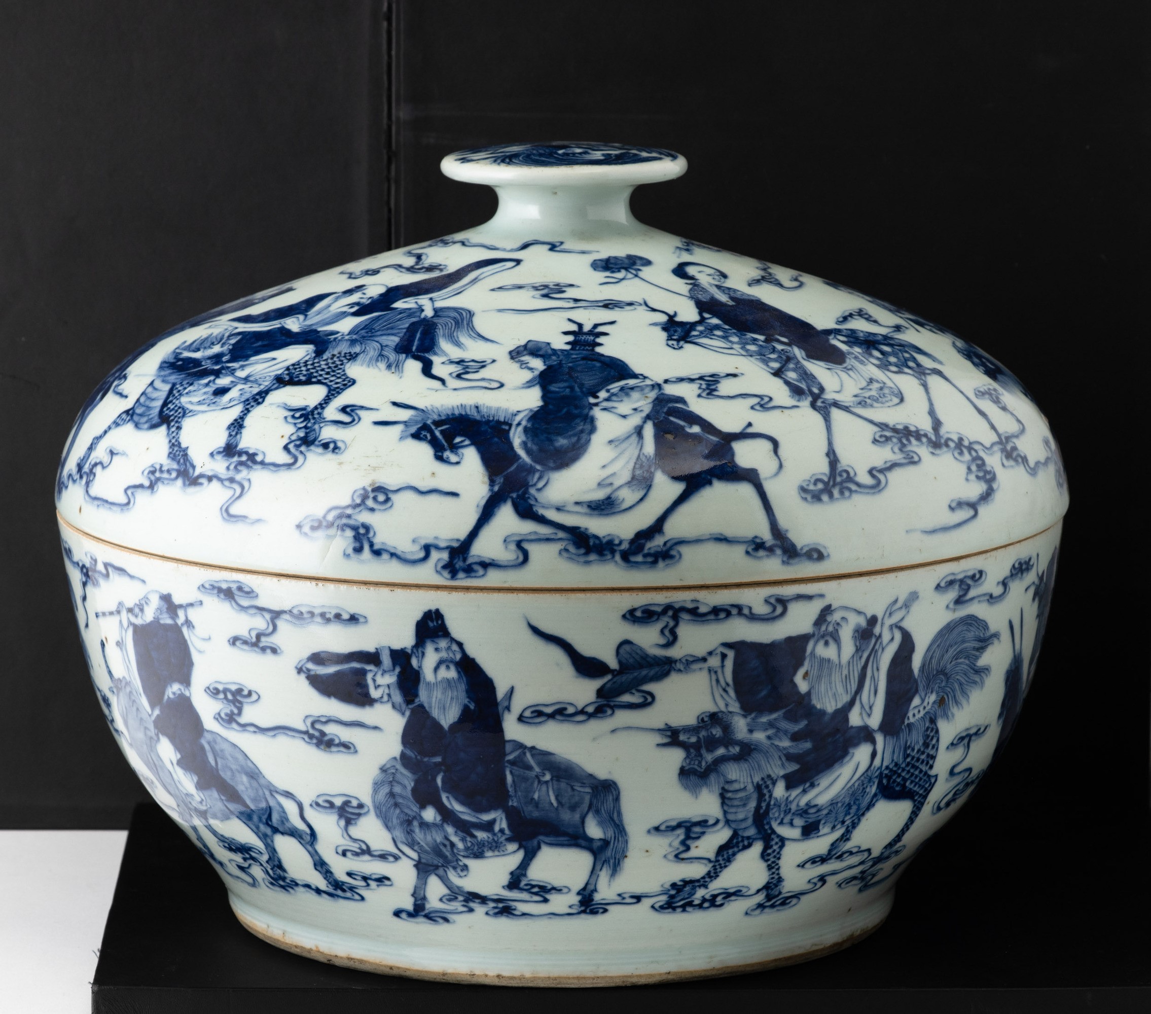 Cina, Dinastia Qing (epoca Guangxu), Grande scatola in porcellana bianca e blu con decorazione de...