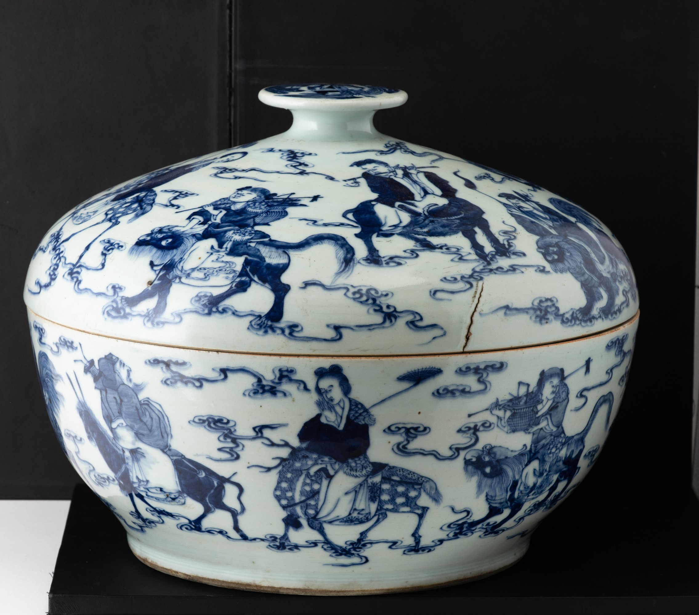 Cina, Dinastia Qing (epoca Guangxu), Grande scatola in porcellana bianca e blu con decorazione de...
