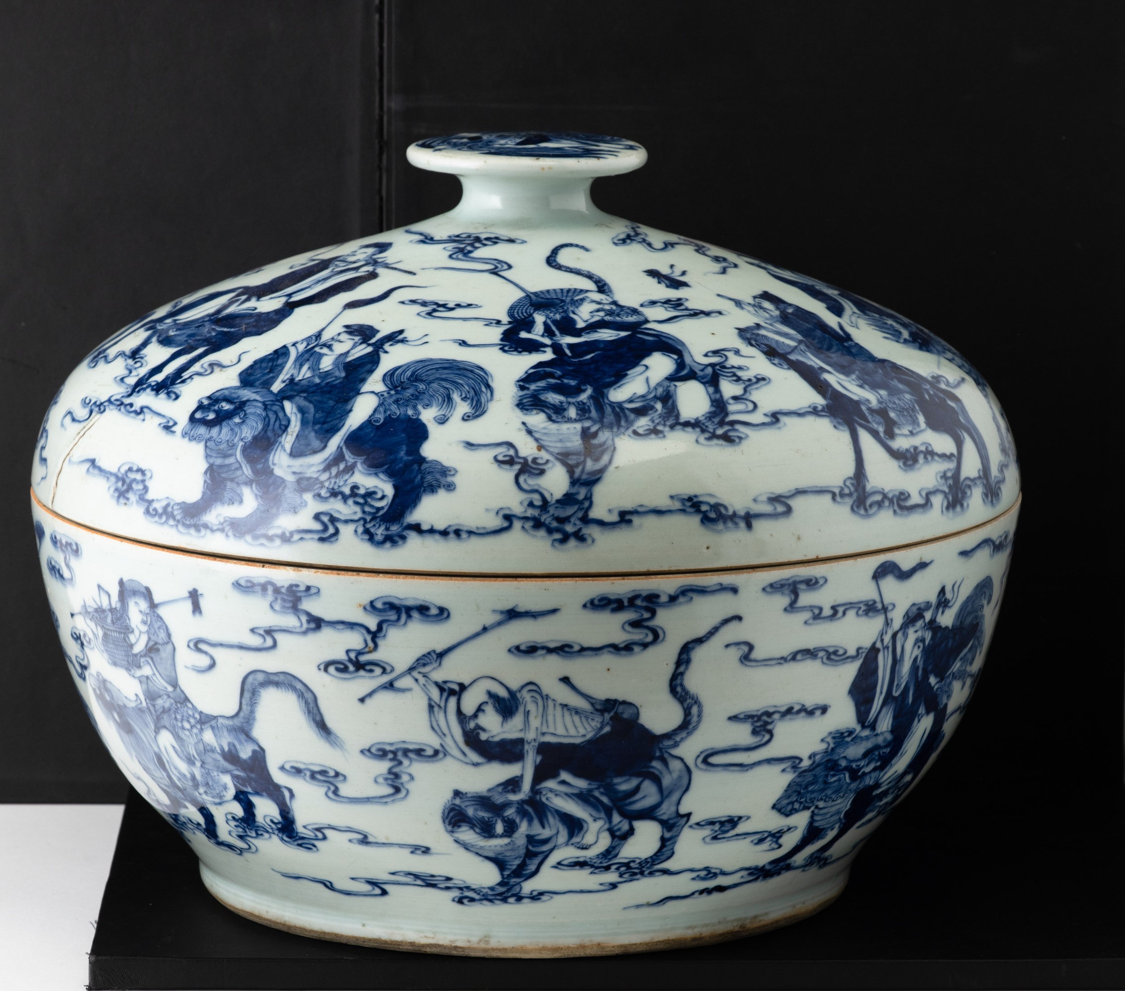Cina, Dinastia Qing (epoca Guangxu), Grande scatola in porcellana bianca e blu con decorazione de...