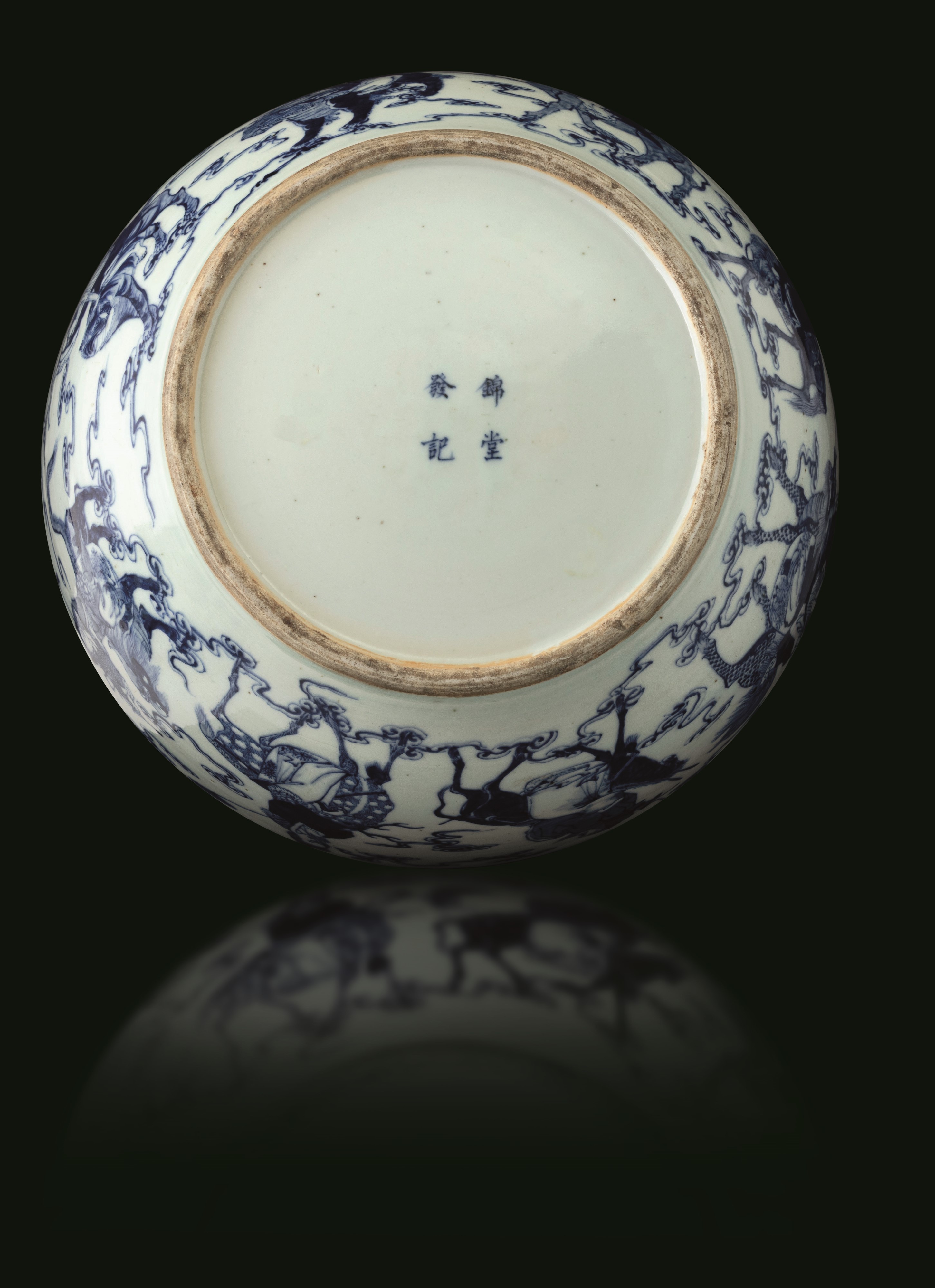 Cina, Dinastia Qing (epoca Guangxu), Grande scatola in porcellana bianca e blu con decorazione de...