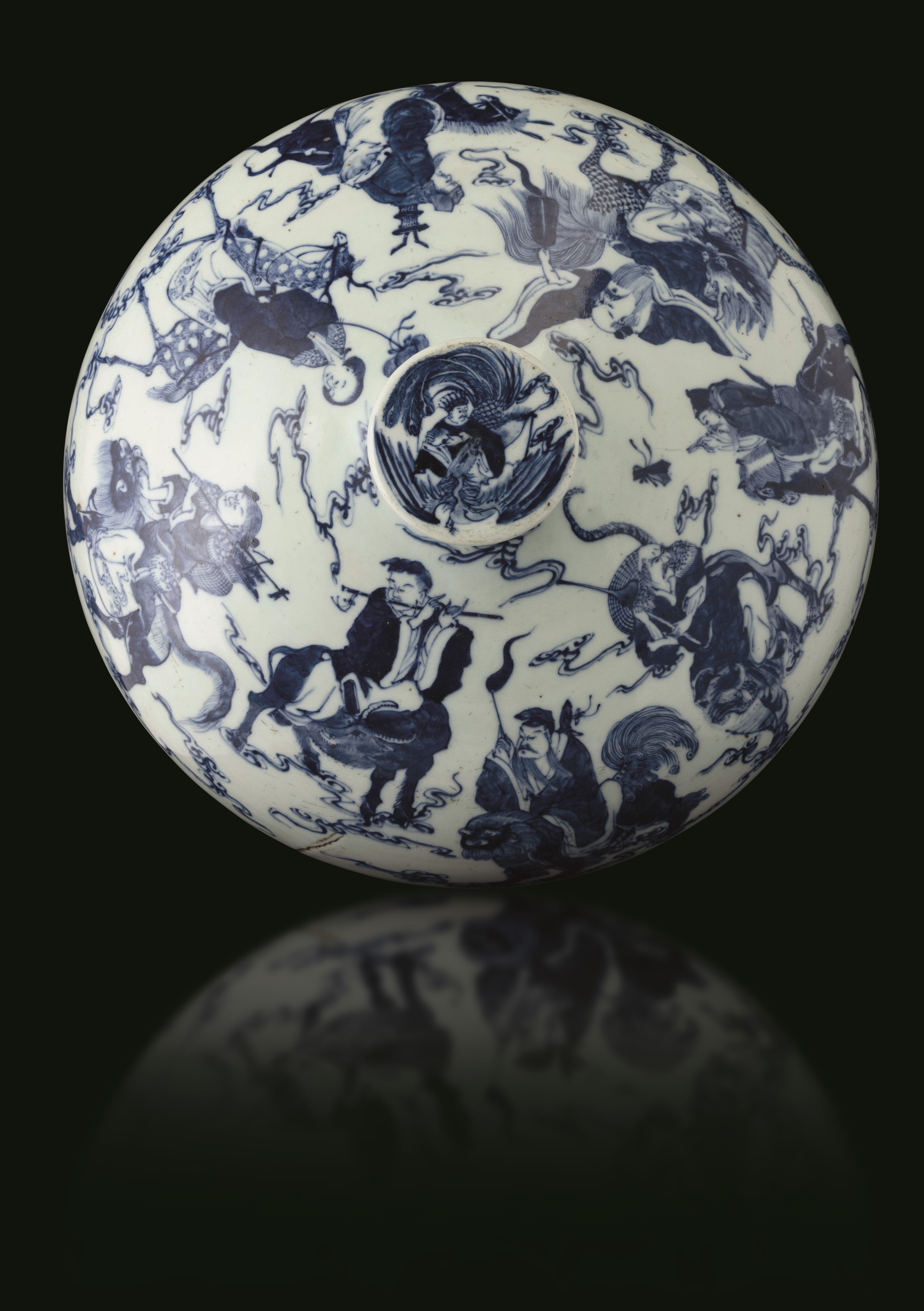 Cina, Dinastia Qing (epoca Guangxu), Grande scatola in porcellana bianca e blu con decorazione de...