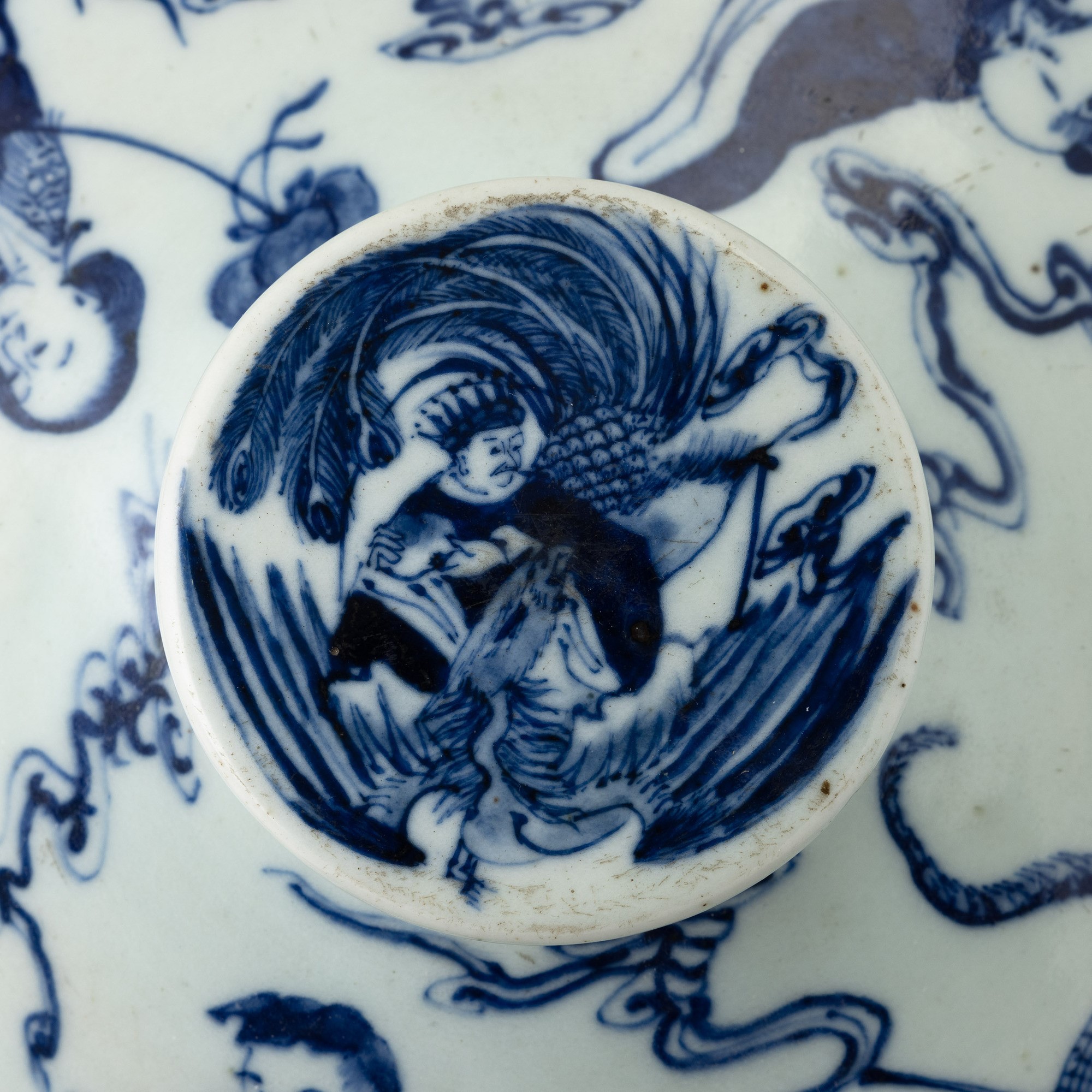 Cina, Dinastia Qing (epoca Guangxu), Grande scatola in porcellana bianca e blu con decorazione de...