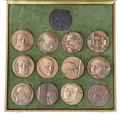 Italia, 1975-1977, cofanetto con serie celebrativa "I Nobel Italiani" (dodici medaglie in bronzo,...