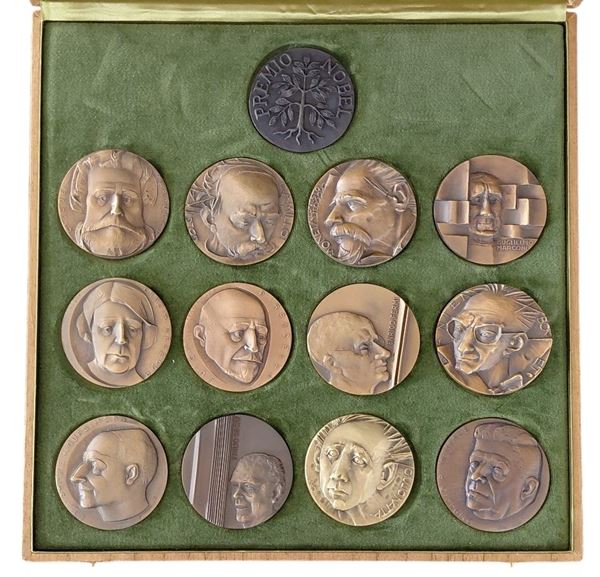 ITALIA, 1975-1977. Cofanetto contenente la serie celebrativa di dodici più una medaglie in bronzo dedicate a "I Nobel Italiani"