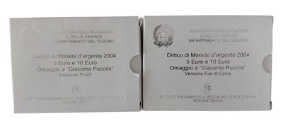 Italia, 2004. Dittici celebrativi in omaggio a Giacomo Puccini con monete in argento 925‰ da 5 e ...