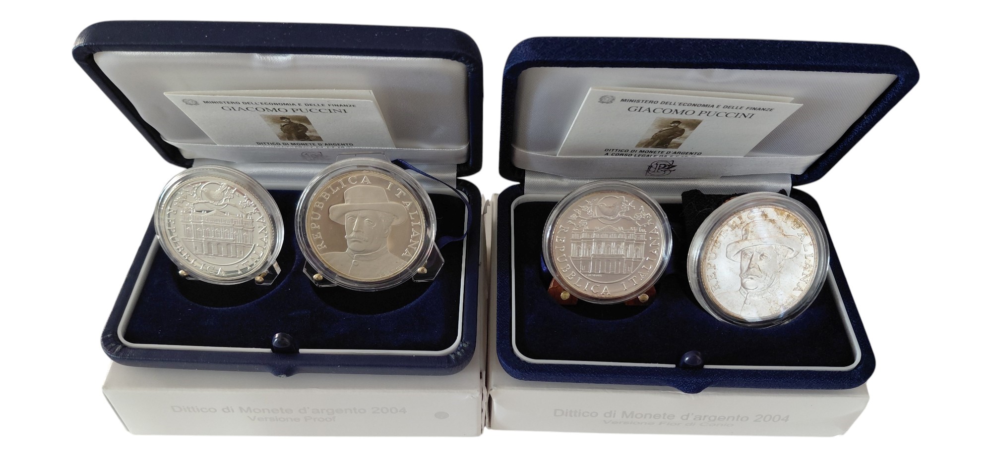 Italia, 2004. Dittici celebrativi in omaggio a Giacomo Puccini con monete in argento 925‰ da 5 e ...