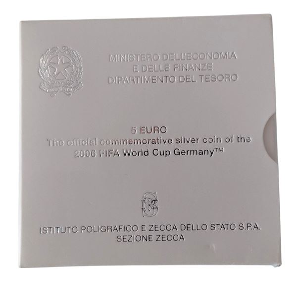 ITALIA, 2004. Moneta da cinque euro.