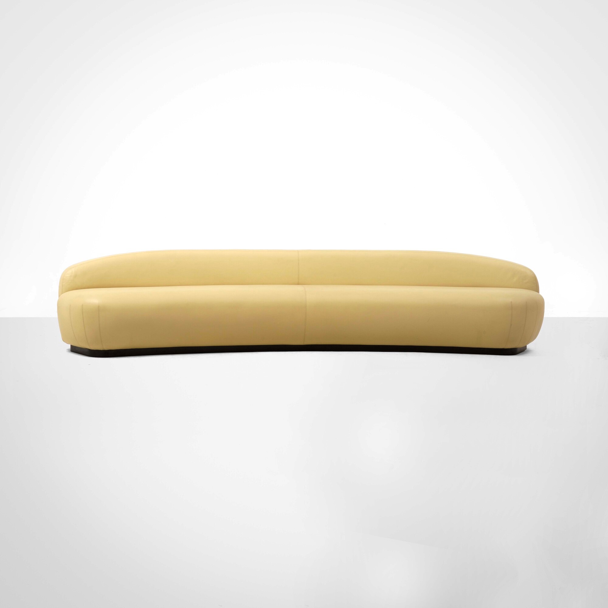 Divano curvo, struttura in materiale plastico e rivestimento in cuoio (produzione italiana, ca. 2...
