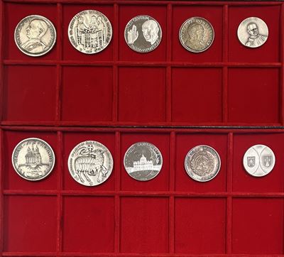 Paolo VI, Lotto di cinque medaglie commemorative (1963-1977), argento