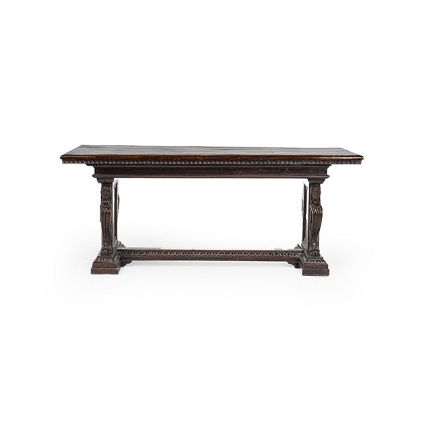 Tavolo in legno intagliato in stile rinascimentale. XX secolo