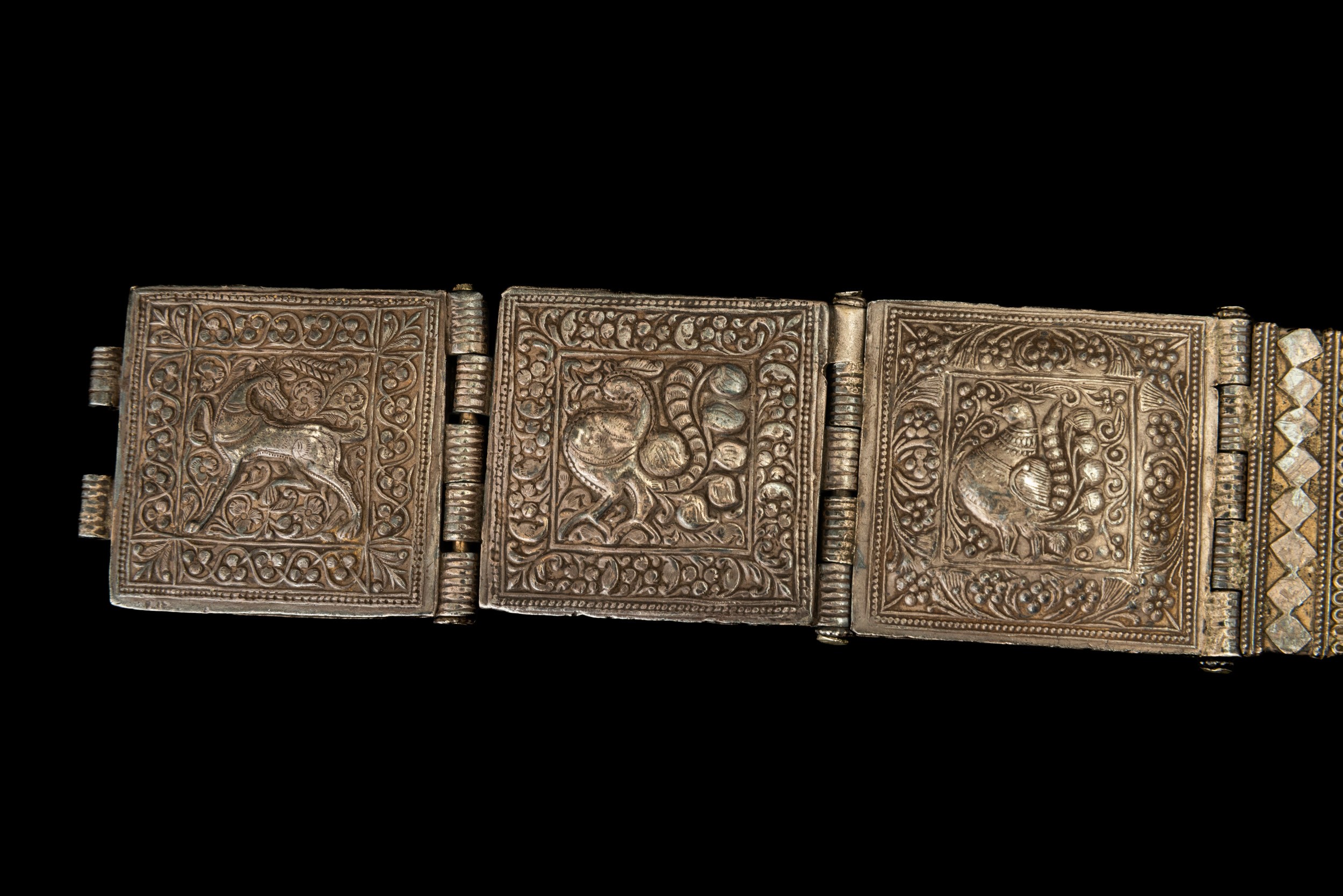 Tibet, Cintura in metallo argentato con decorazioni a rilievo e catena intrecciata,  XIX secolo