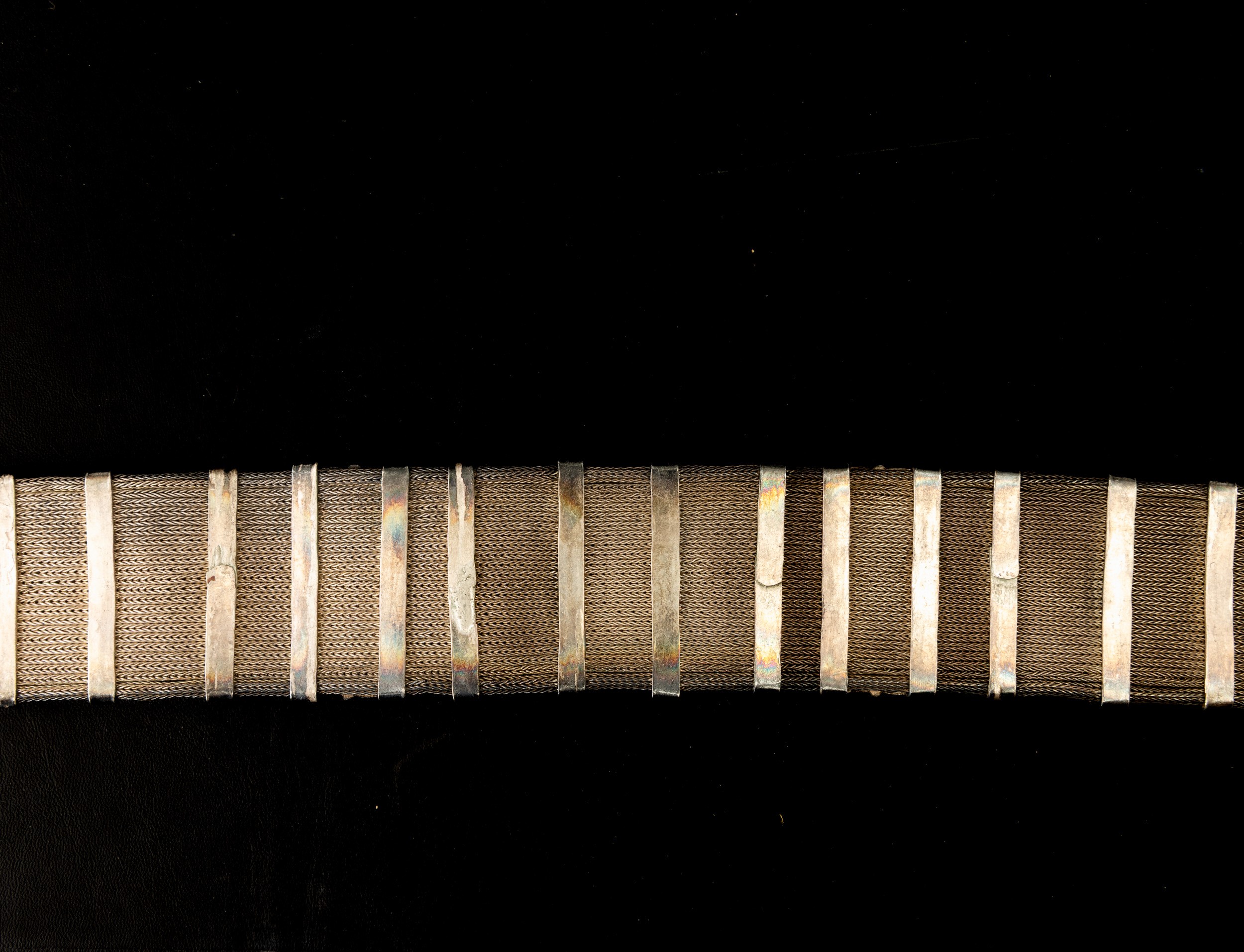 Tibet, Cintura in metallo argentato con decorazioni a rilievo e catena intrecciata,  XIX secolo