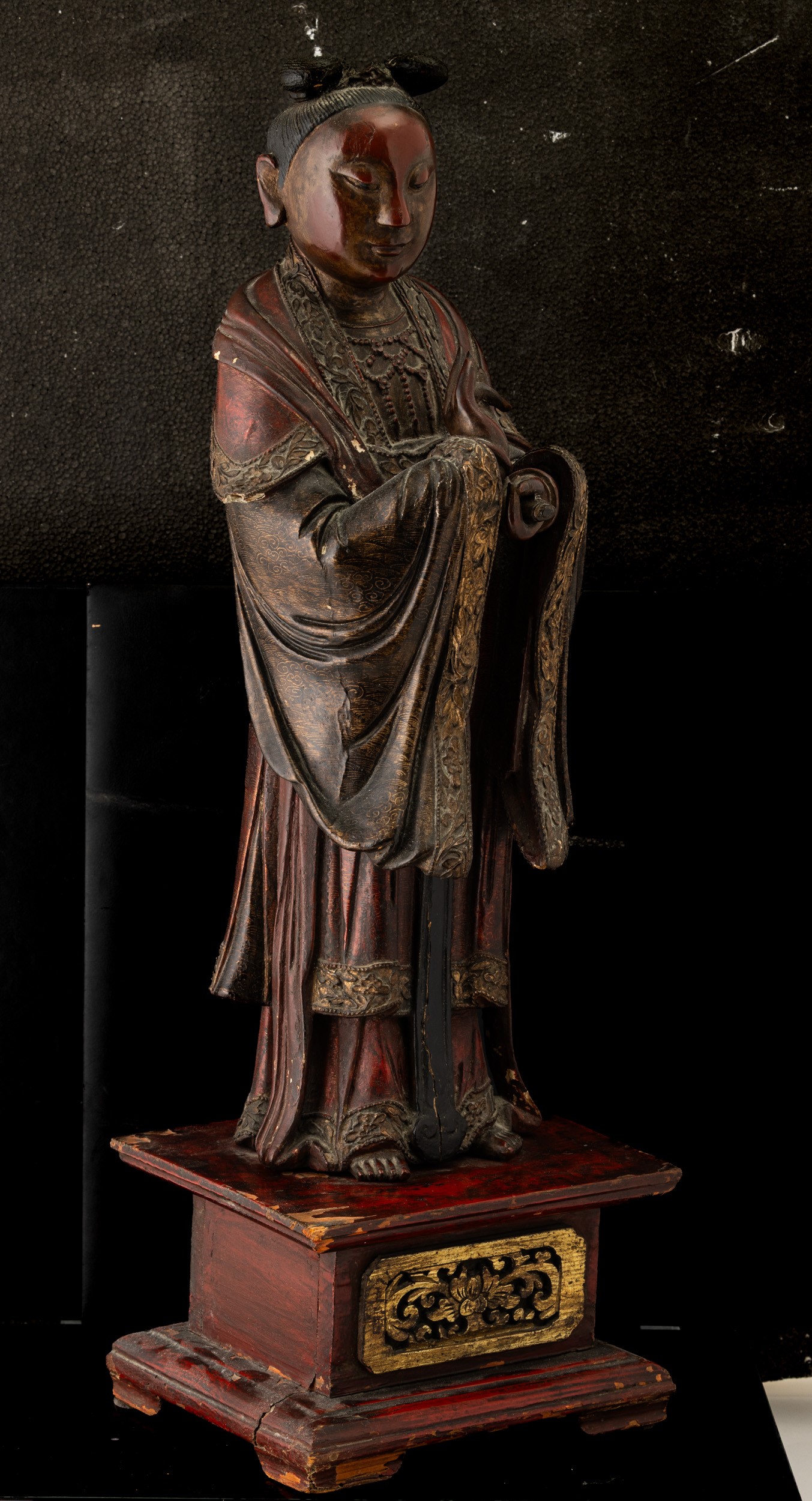 Figura di Guanyin, legno laccato e dorato, Cina, Dinastia Qing, inizio XIX secolo
