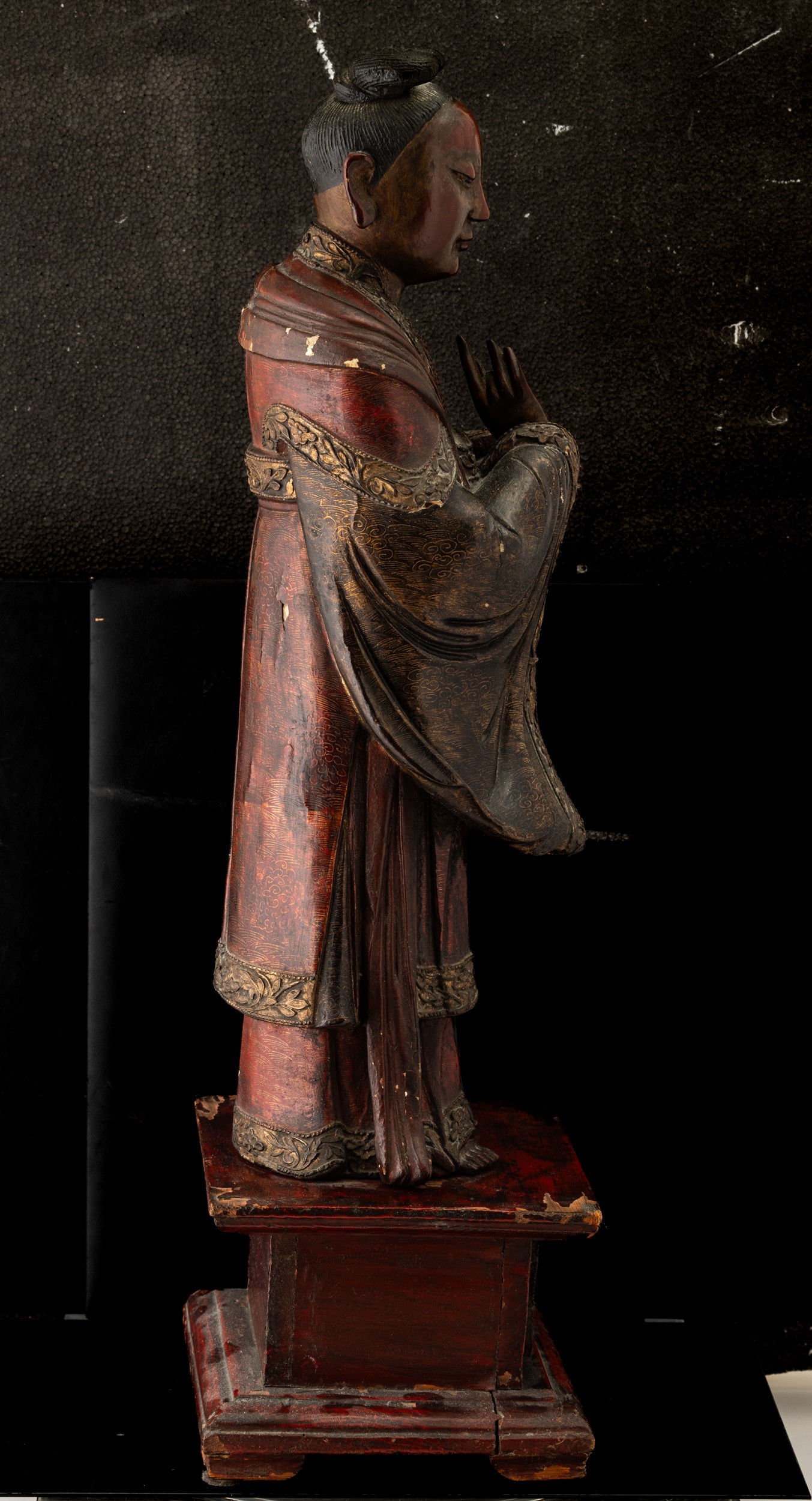 Figura di Guanyin, legno laccato e dorato, Cina, Dinastia Qing, inizio XIX secolo