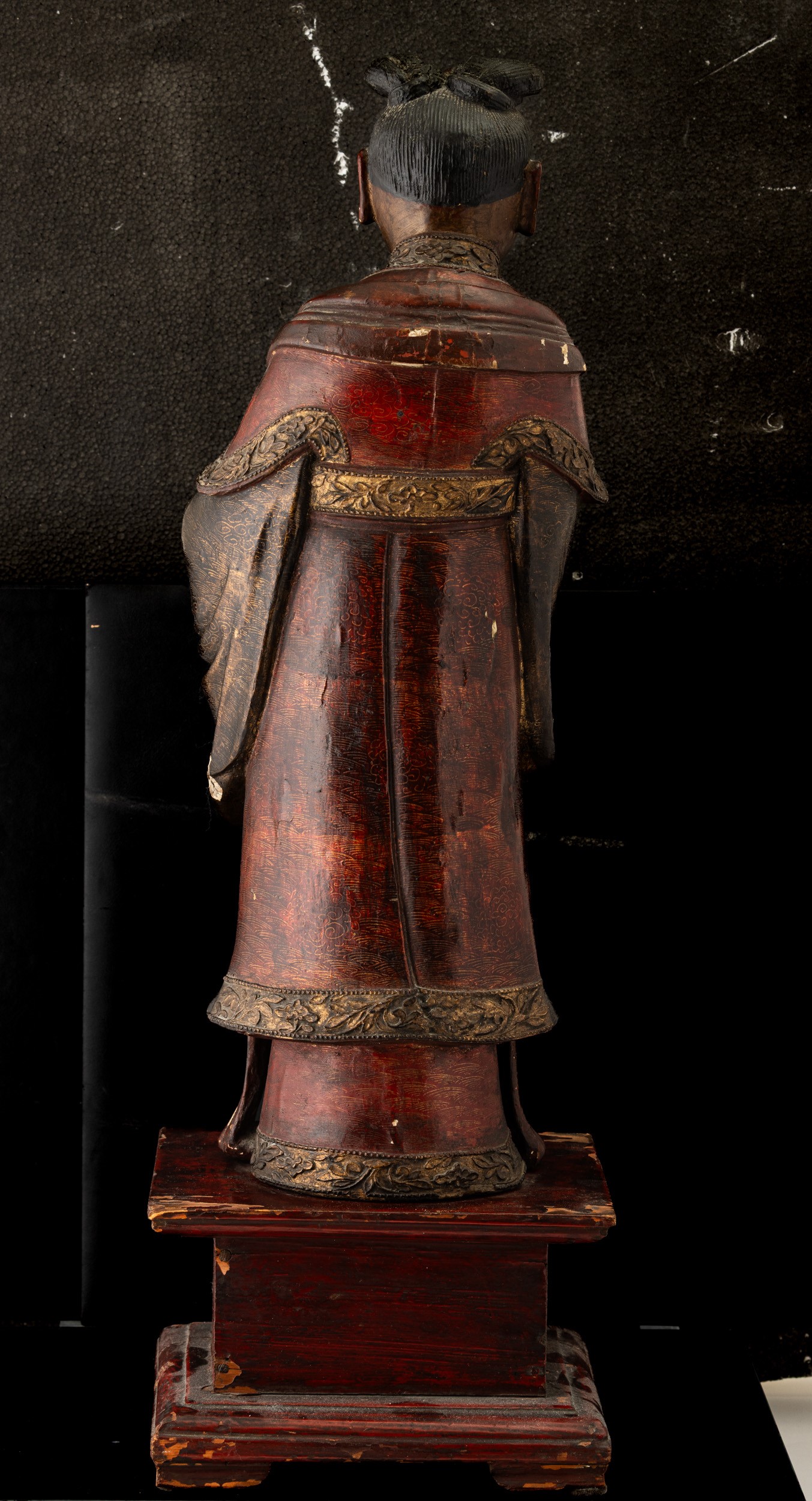 Figura di Guanyin, legno laccato e dorato, Cina, Dinastia Qing, inizio XIX secolo
