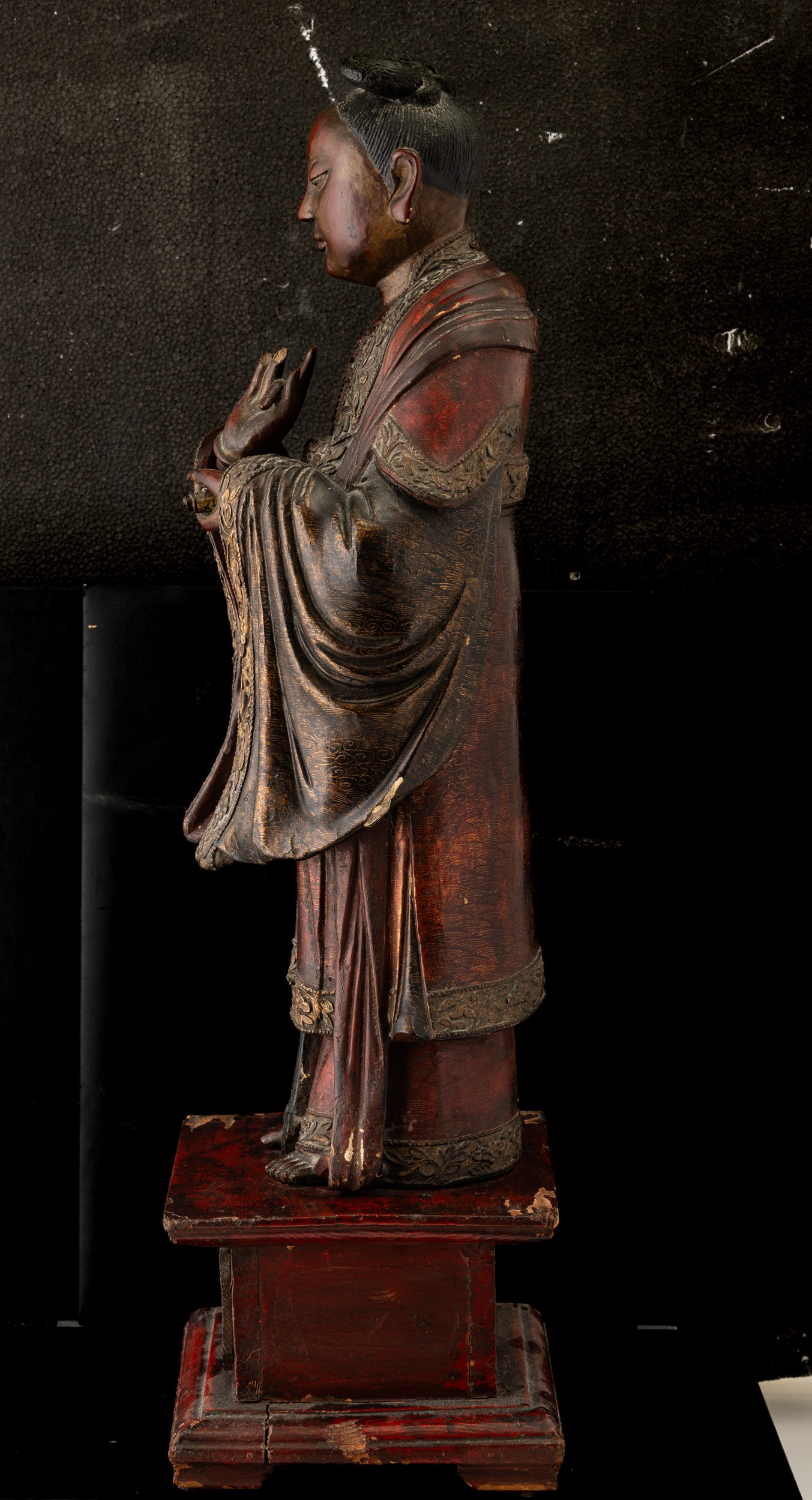 Figura di Guanyin, legno laccato e dorato, Cina, Dinastia Qing, inizio XIX secolo