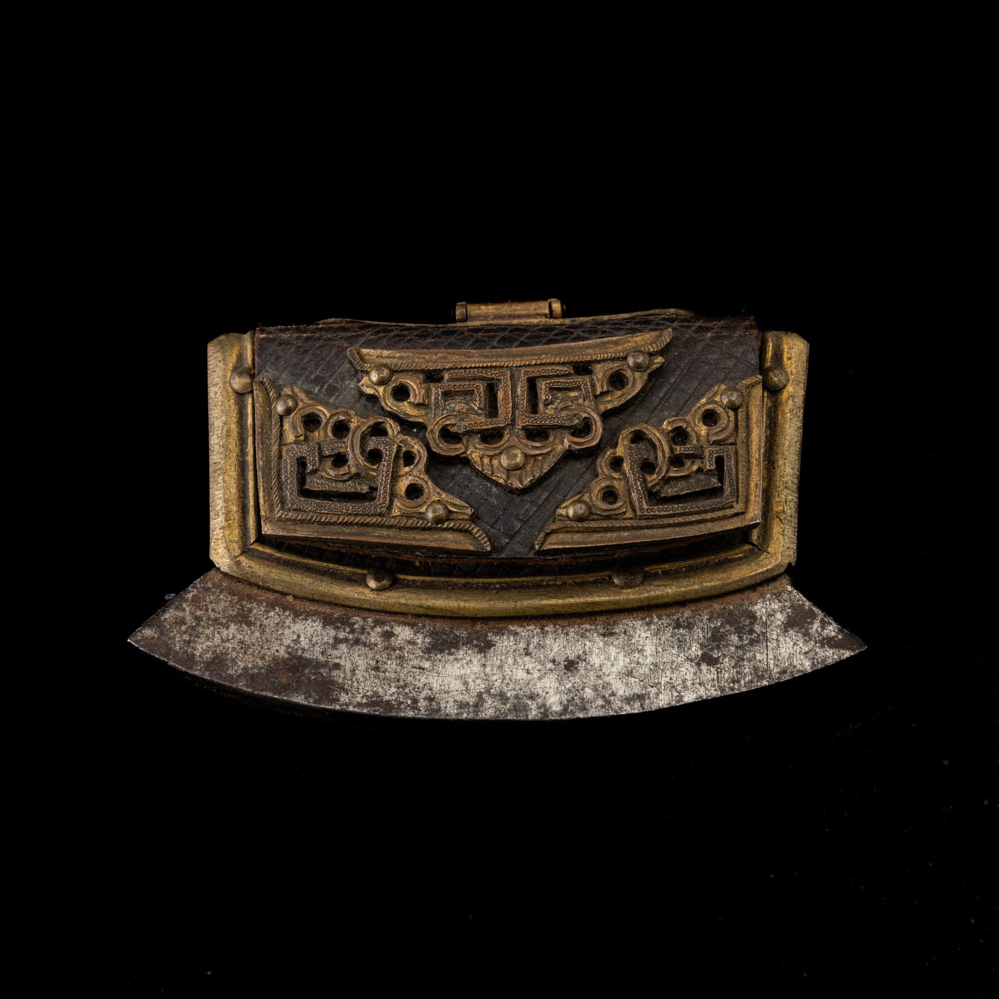 Accendino in bonzo, maschera taotie con decori geometrici, Tibet, XVIII secolo