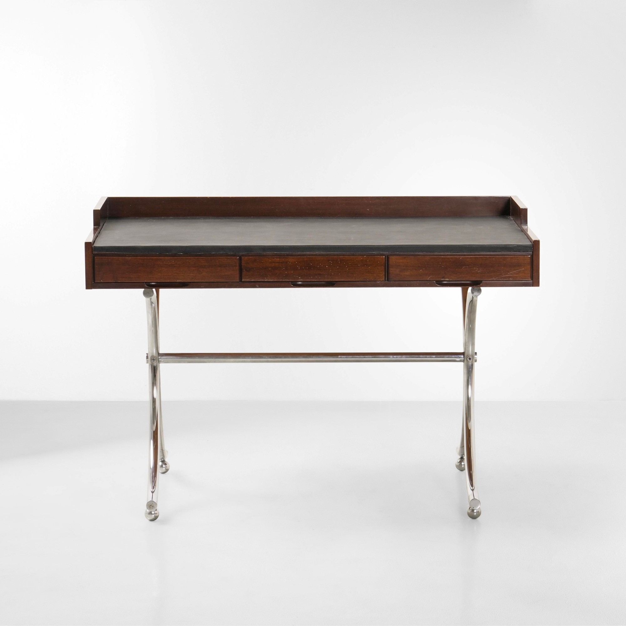 Annig Sarian - Scrivania con piano rivestito in skai, struttura e cassetti in legno