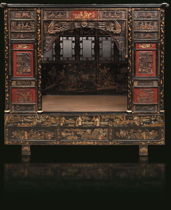 Letto da oppio in legno laccato a fondo rosso e dorato raffigurante scene di vita comune e decori vegetali, Cina, Dinastia Qing, XIX secolo