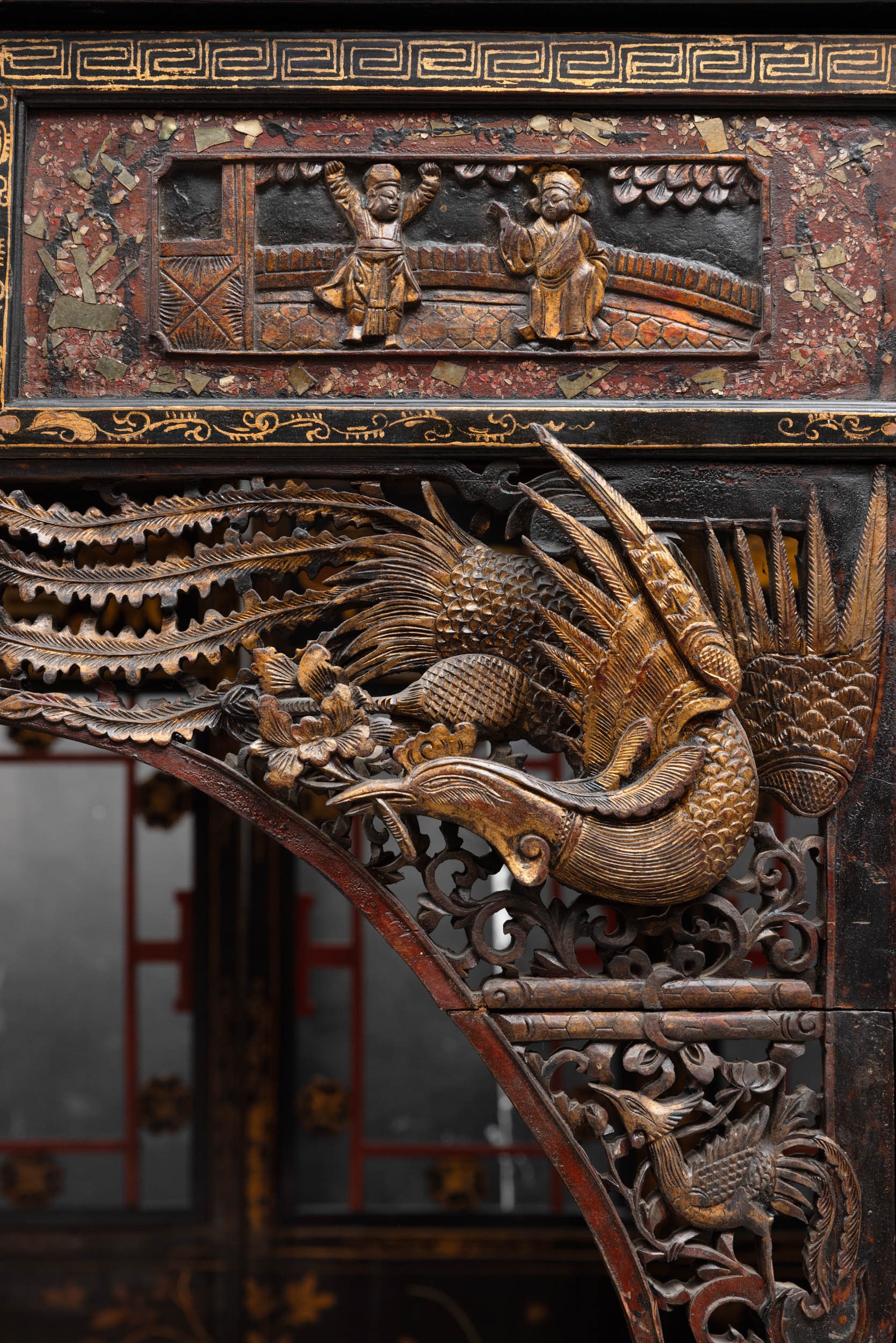 Cina, Dinastia Qing (XIX secolo), Letto da oppio in legno laccato con fondo rosso e dorature, dec...