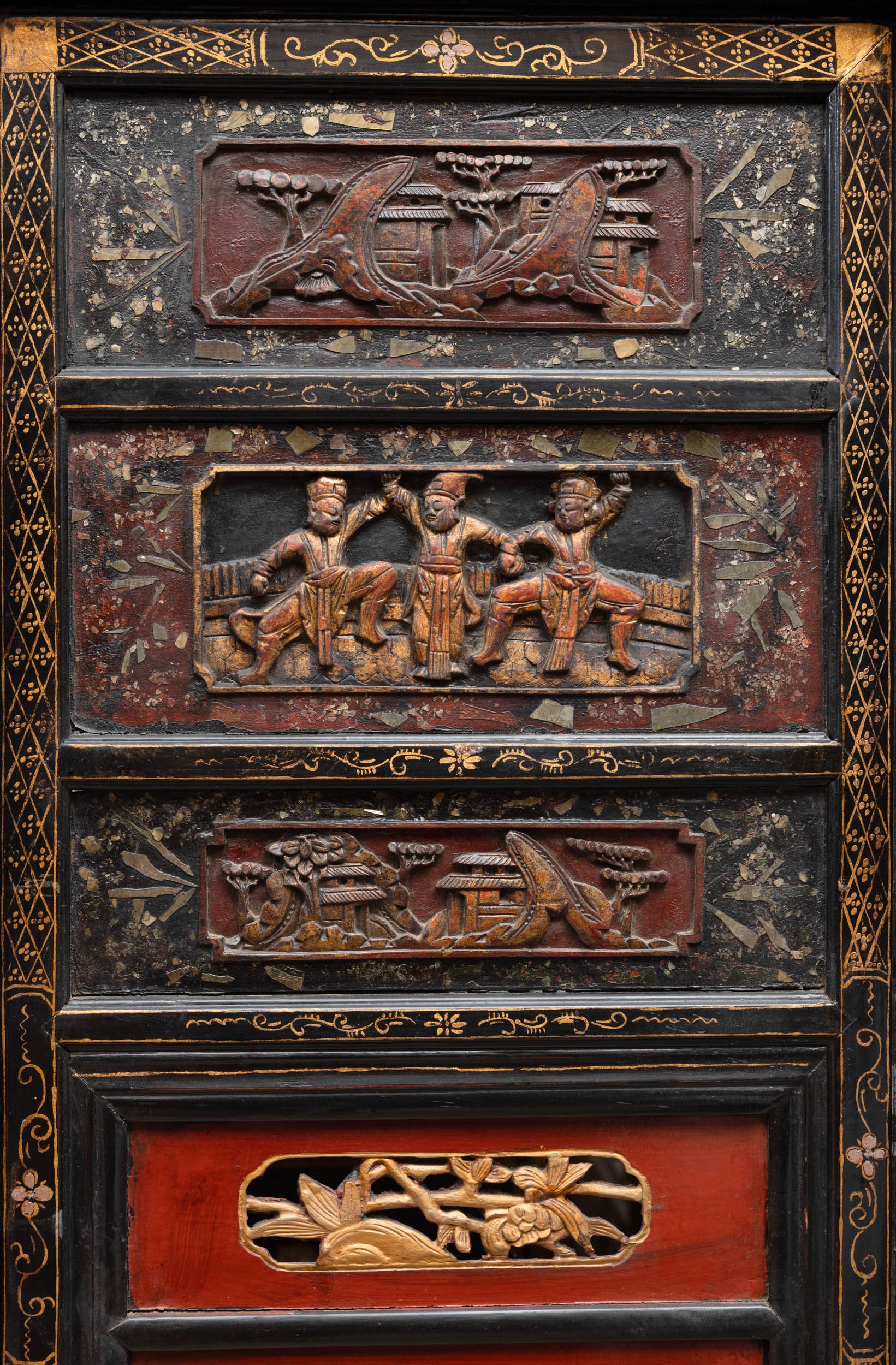Cina, Dinastia Qing (XIX secolo), Letto da oppio in legno laccato con fondo rosso e dorature, dec...