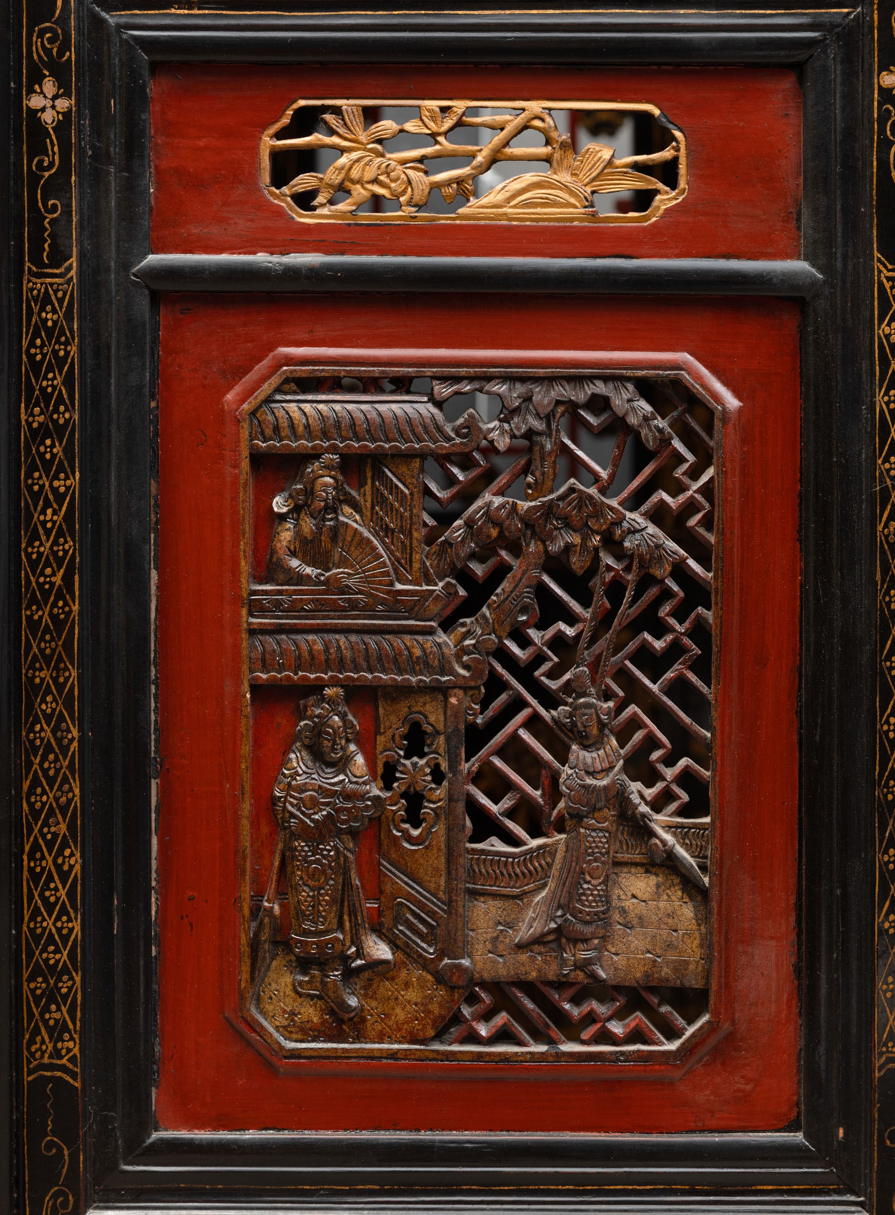 Cina, Dinastia Qing (XIX secolo), Letto da oppio in legno laccato con fondo rosso e dorature, dec...