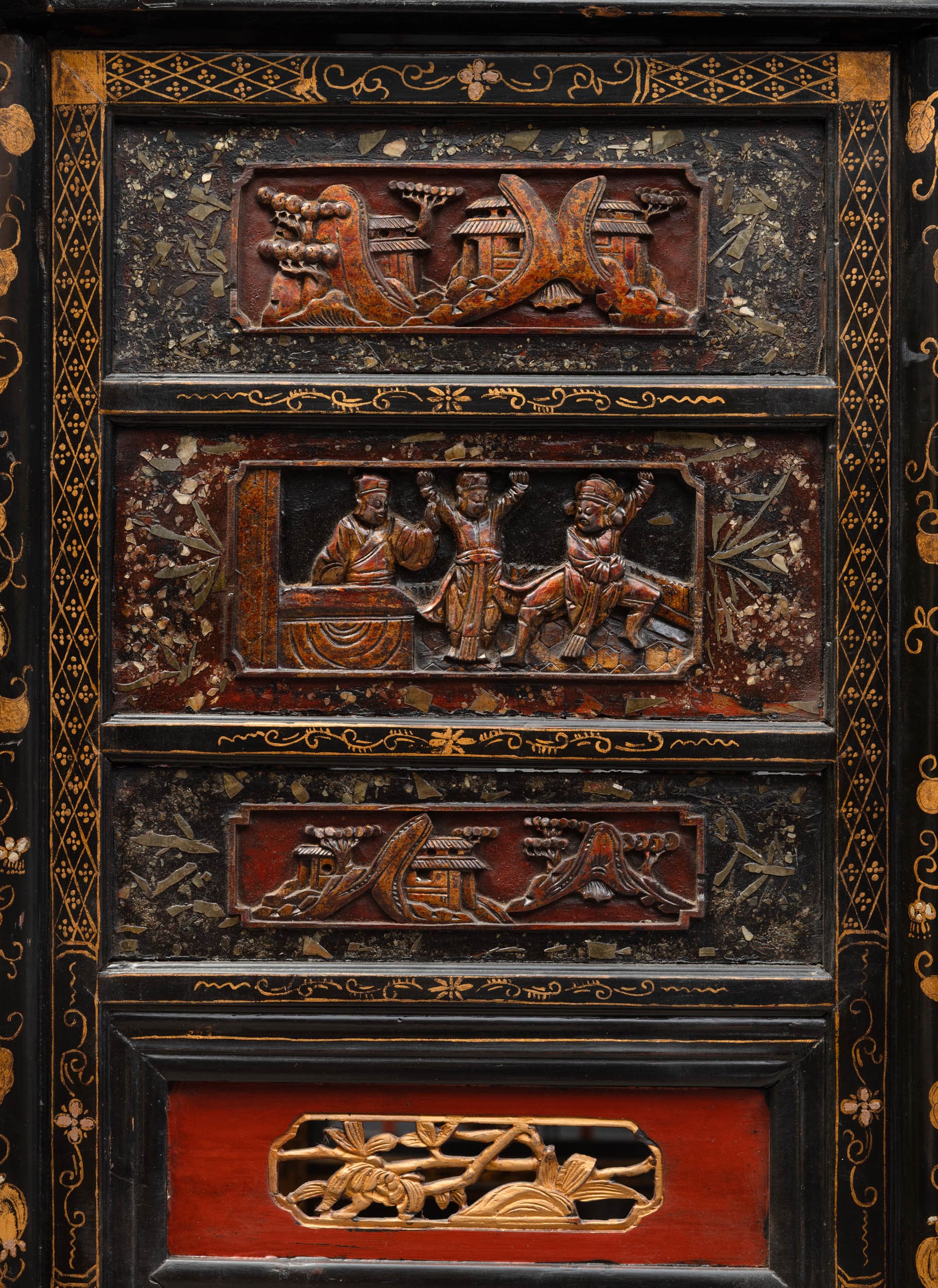 Cina, Dinastia Qing (XIX secolo), Letto da oppio in legno laccato con fondo rosso e dorature, dec...