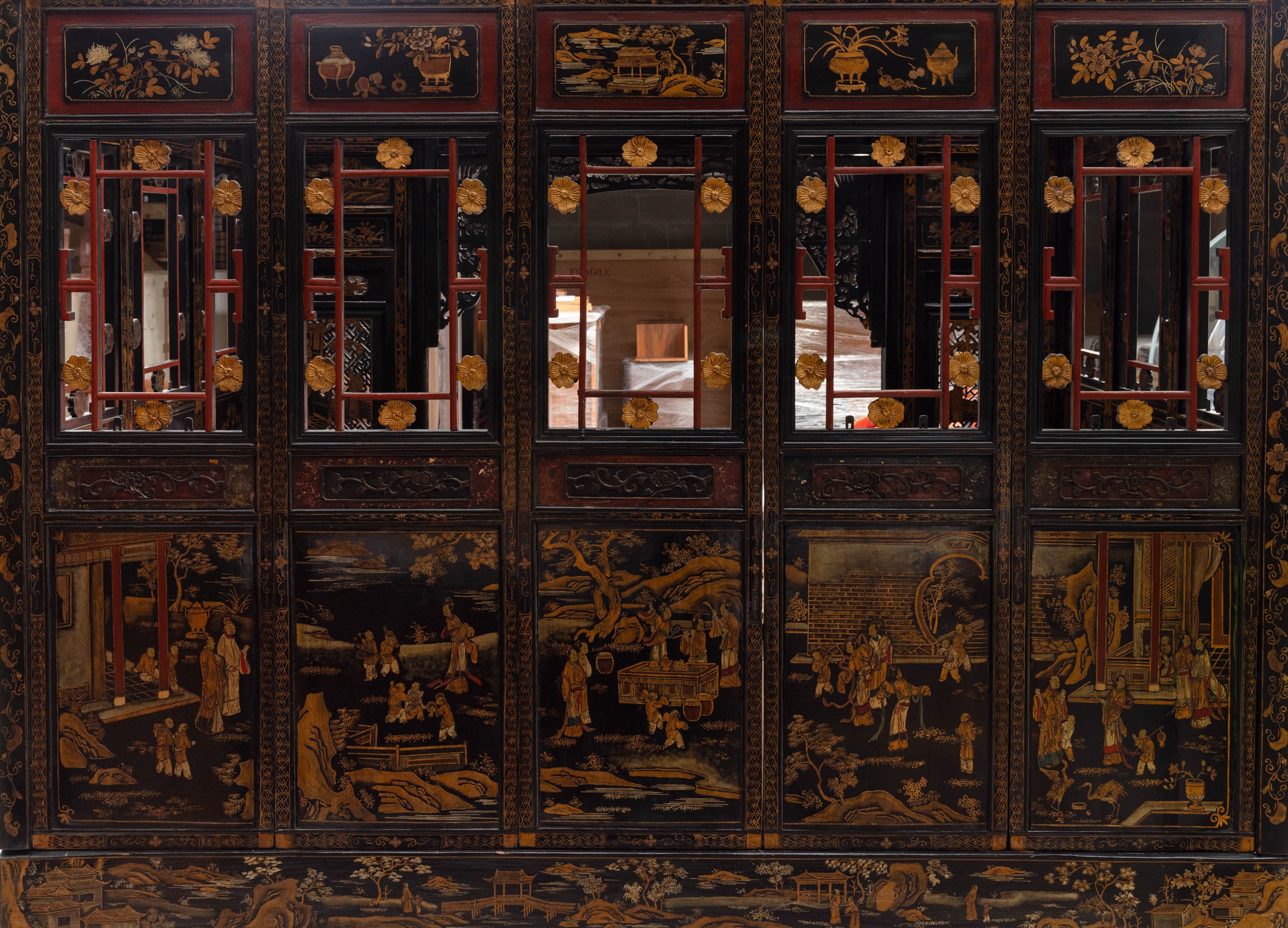 Cina, Dinastia Qing (XIX secolo), Letto da oppio in legno laccato con fondo rosso e dorature, dec...