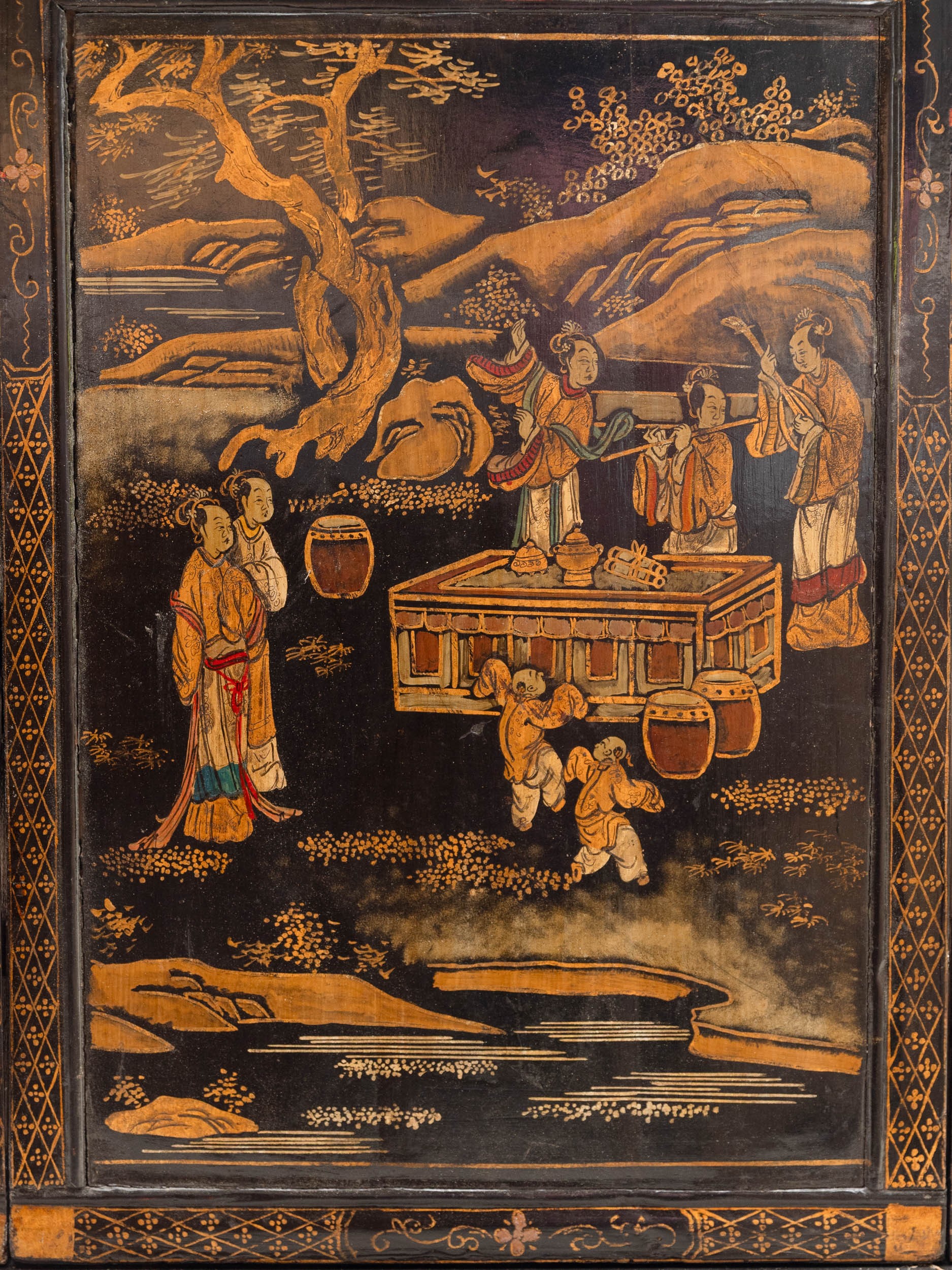 Cina, Dinastia Qing (XIX secolo), Letto da oppio in legno laccato con fondo rosso e dorature, dec...
