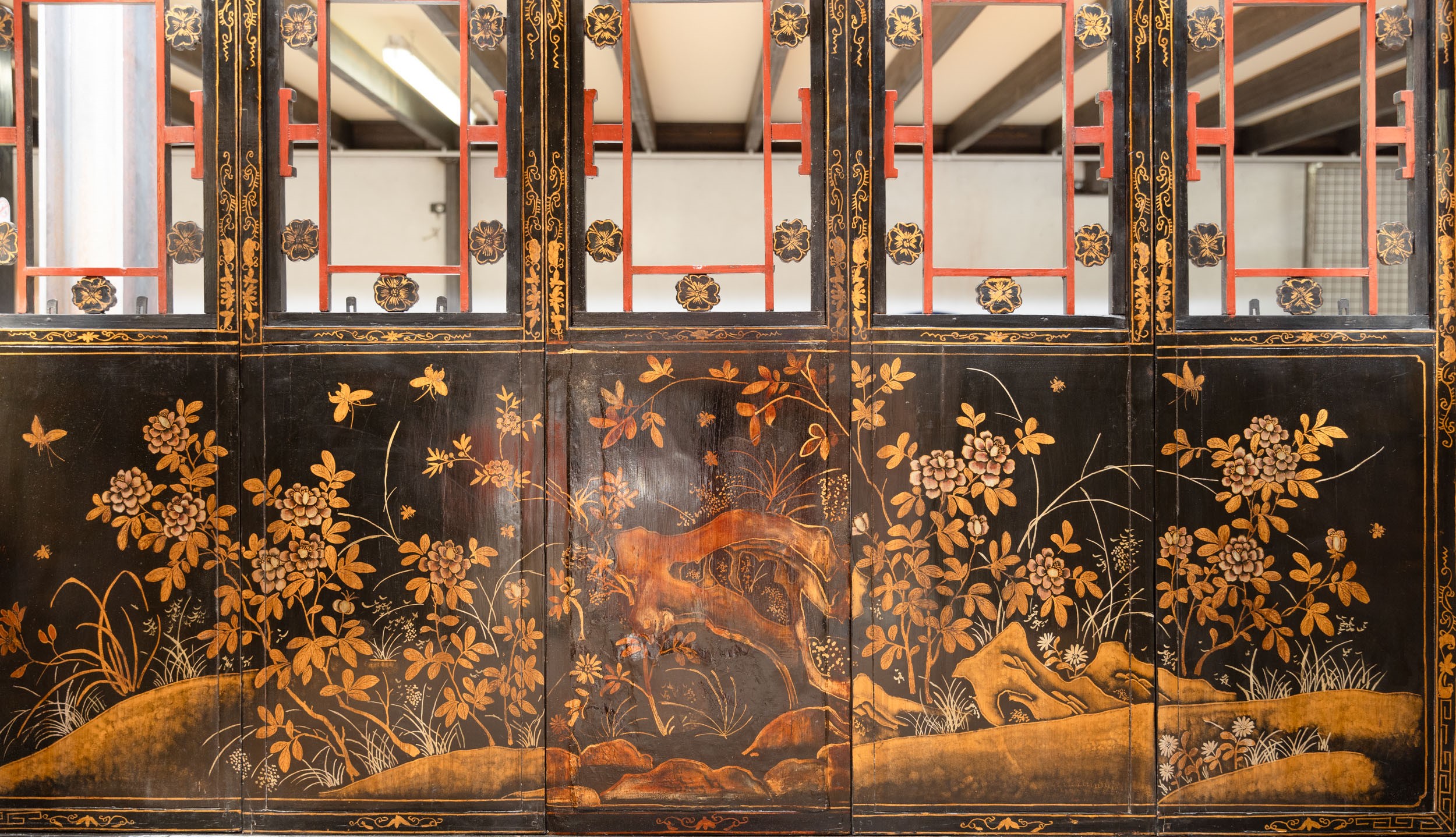 Cina, Dinastia Qing (XIX secolo), Letto da oppio in legno laccato con fondo rosso e dorature, dec...