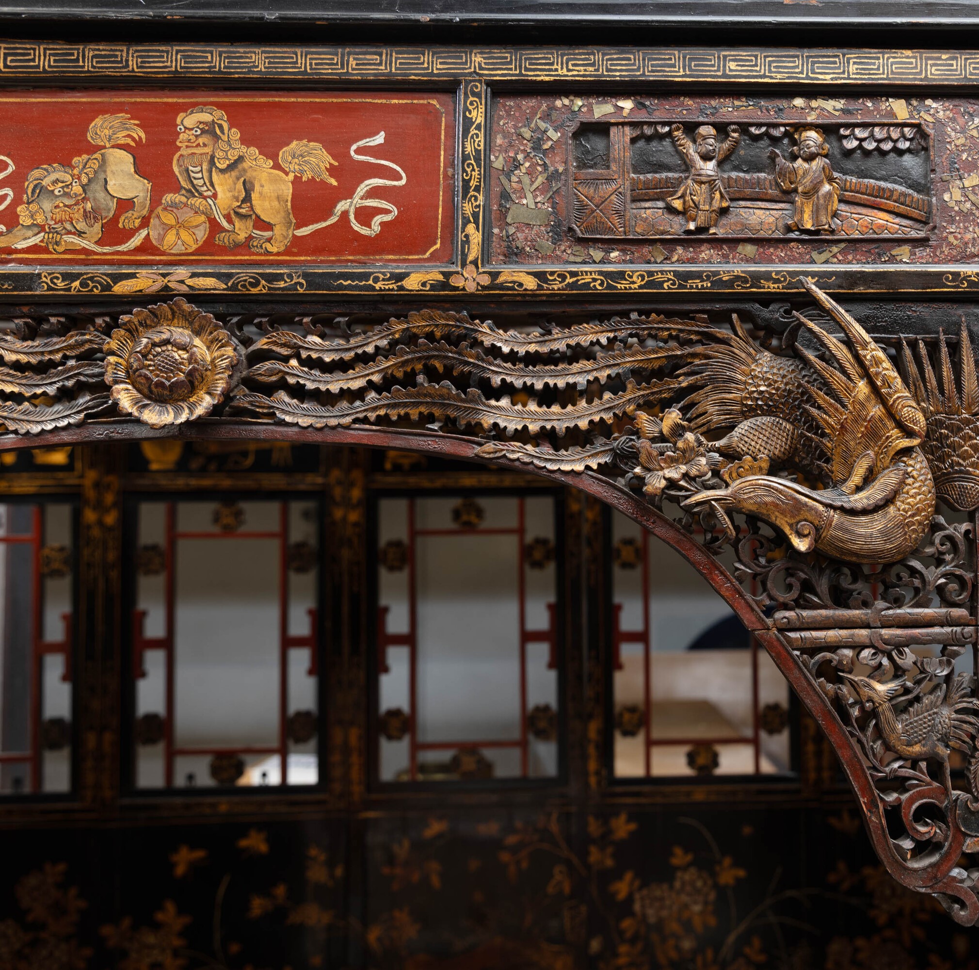 Cina, Dinastia Qing (XIX secolo), Letto da oppio in legno laccato con fondo rosso e dorature, dec...