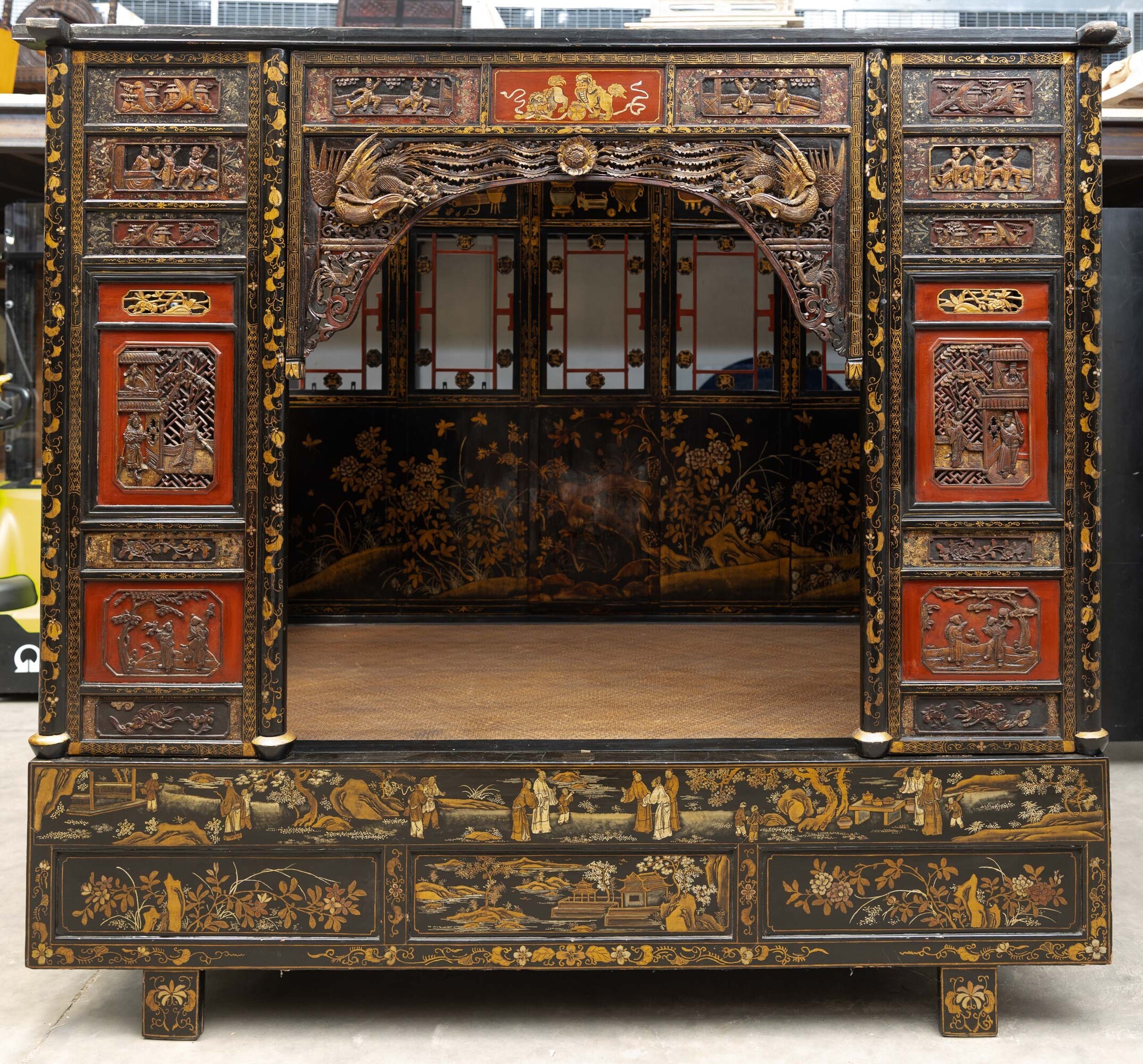Cina, Dinastia Qing (XIX secolo), Letto da oppio in legno laccato con fondo rosso e dorature, dec...