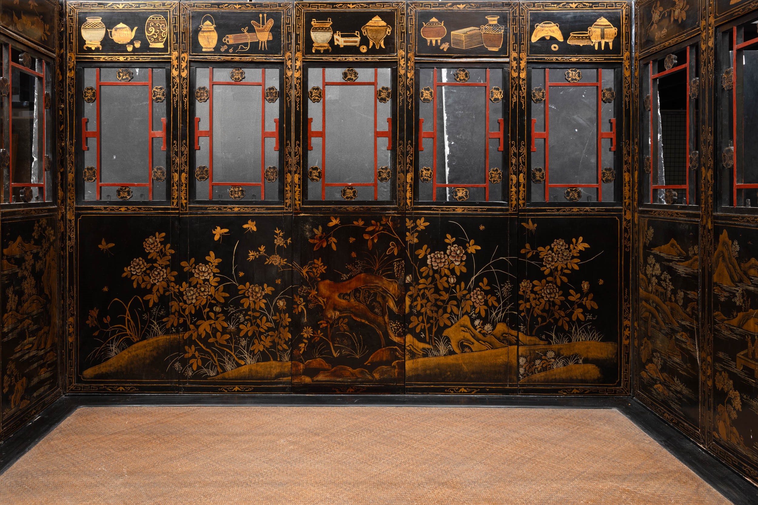 Cina, Dinastia Qing (XIX secolo), Letto da oppio in legno laccato con fondo rosso e dorature, dec...