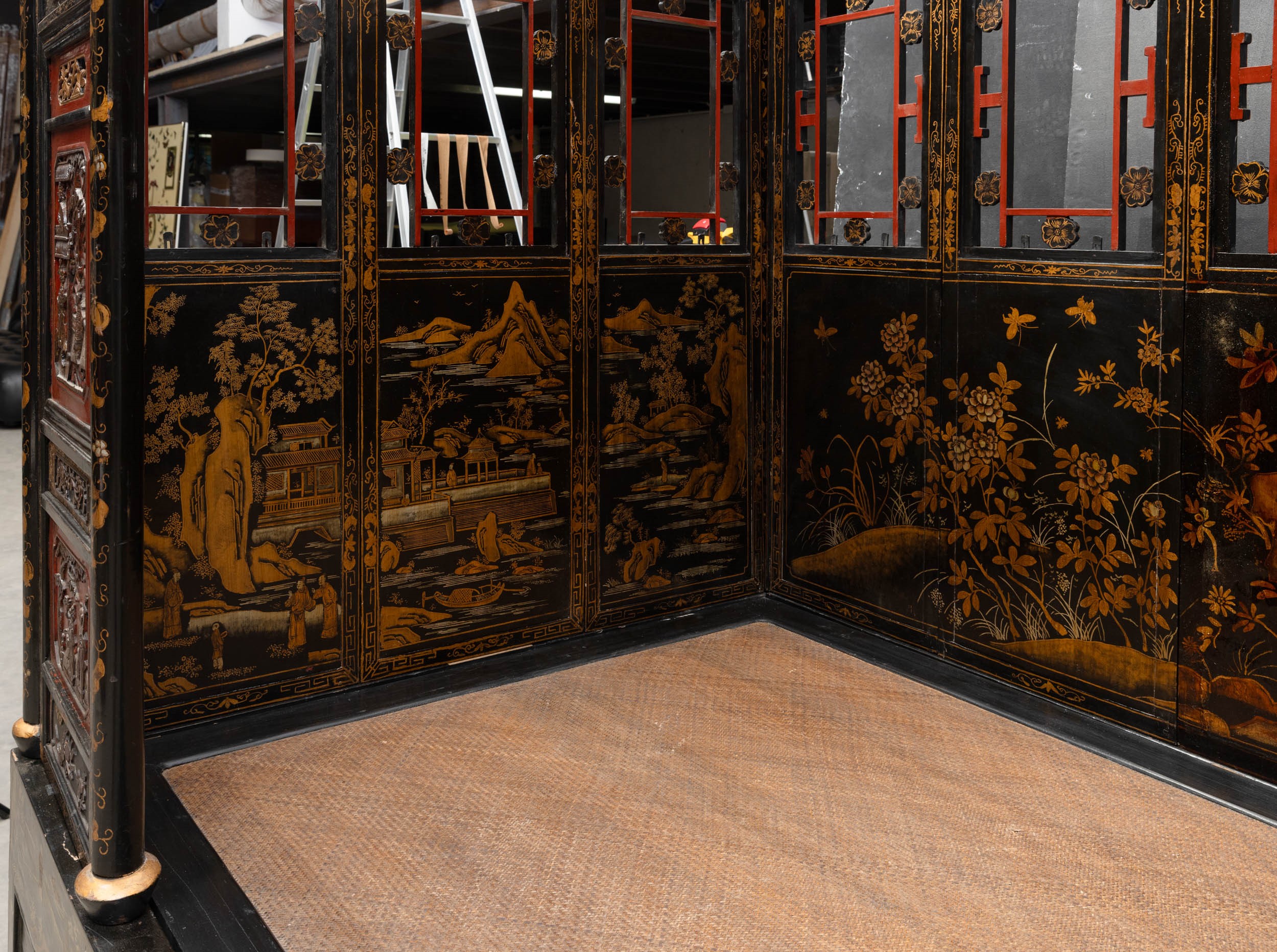 Cina, Dinastia Qing (XIX secolo), Letto da oppio in legno laccato con fondo rosso e dorature, dec...