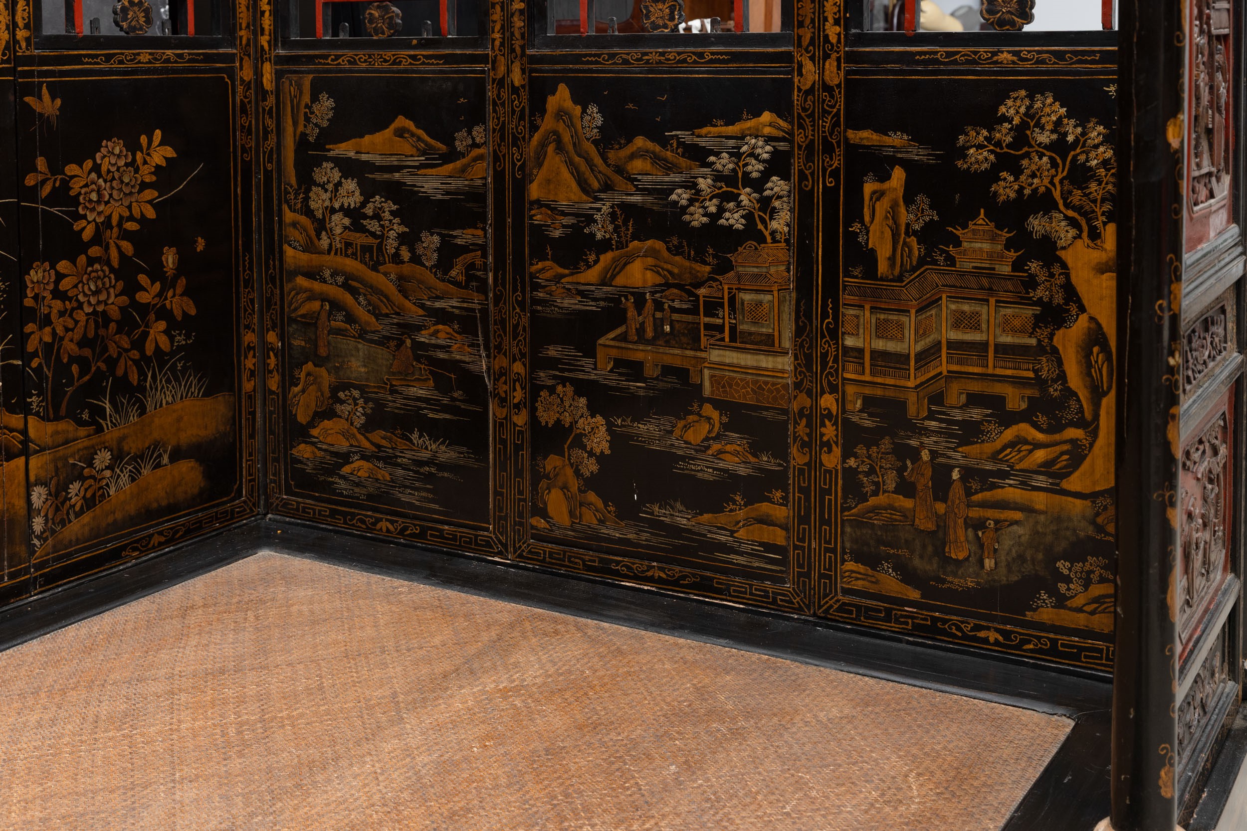 Cina, Dinastia Qing (XIX secolo), Letto da oppio in legno laccato con fondo rosso e dorature, dec...