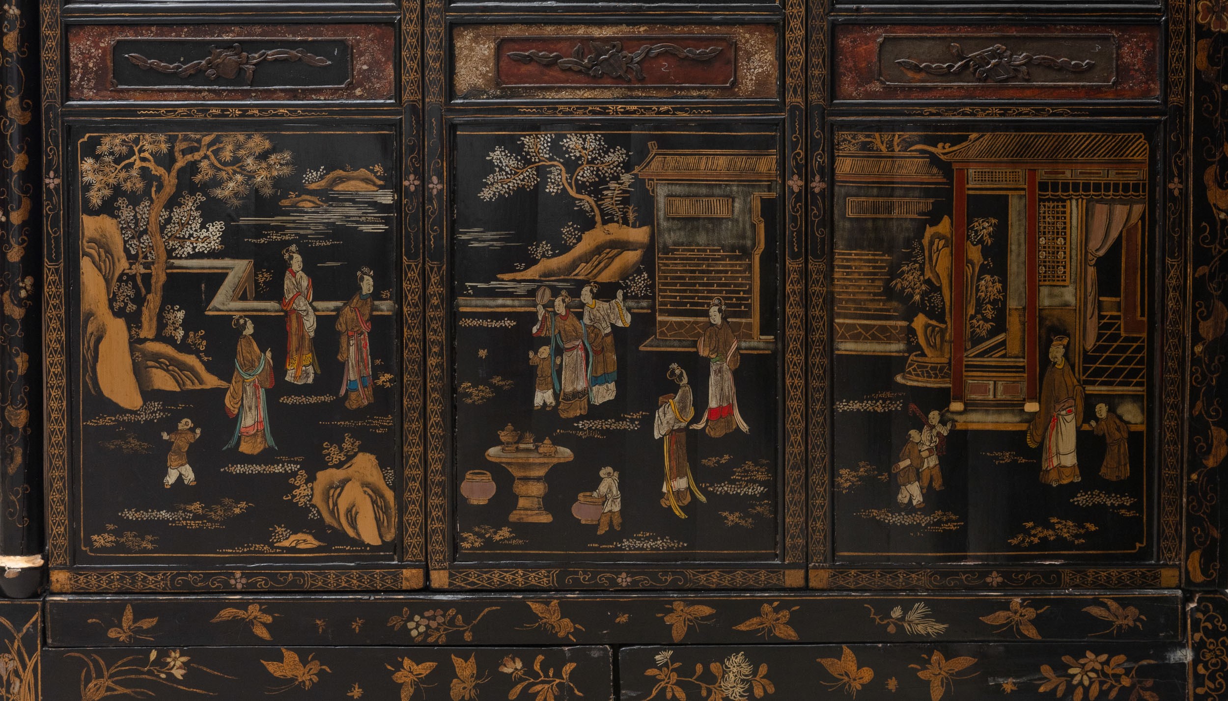 Cina, Dinastia Qing (XIX secolo), Letto da oppio in legno laccato con fondo rosso e dorature, dec...