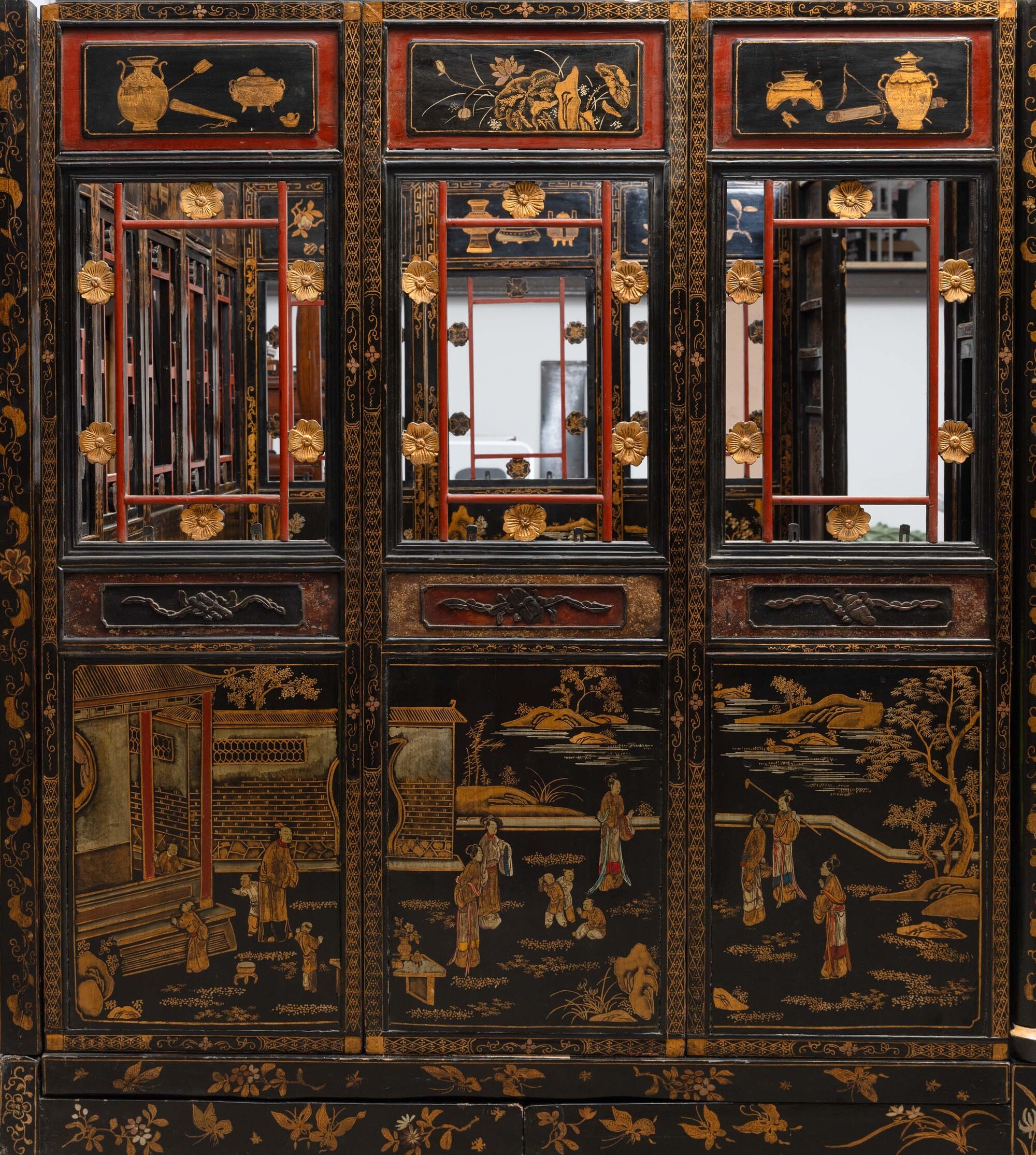 Cina, Dinastia Qing (XIX secolo), Letto da oppio in legno laccato con fondo rosso e dorature, dec...